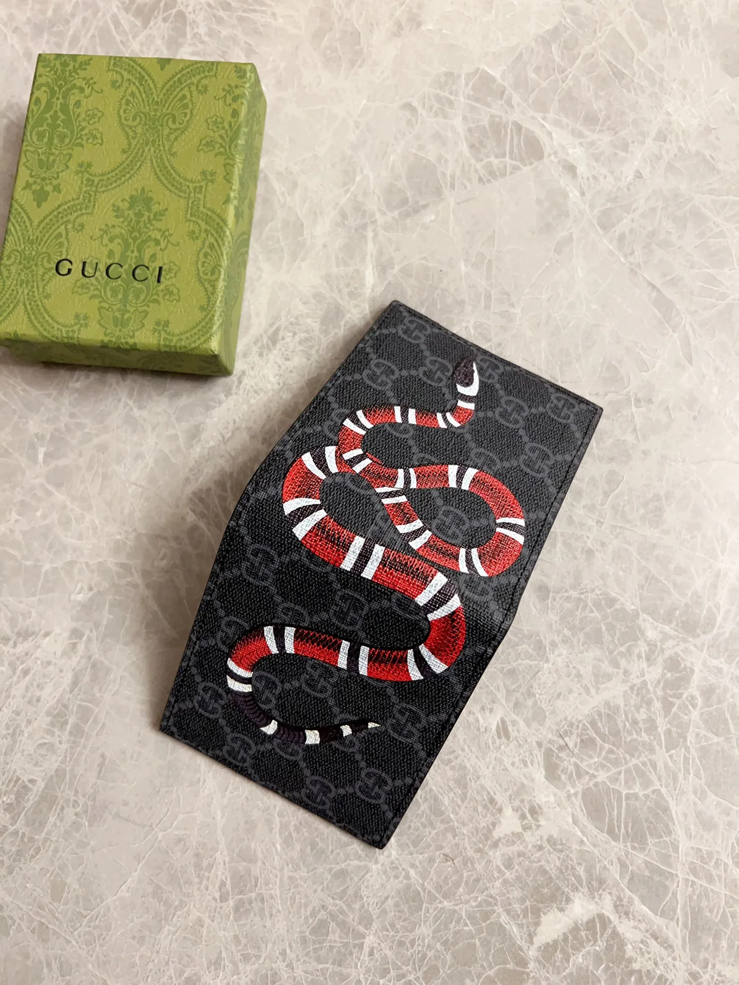 💰270 🇭🇺🇭🇺New men’s short clip wallet! 🐍🐍Synchronized with the counter, original shaved leather with high-quality PVC fabric🐍🐍tear-printed the latest Striped Snake logo🐍🐍, fine oil edge workmanship, simple and elegant, fashionable and domineering,🐍🐍Model: 451268, size: 10x9cm, color: black PVC-black "Striped Snake"