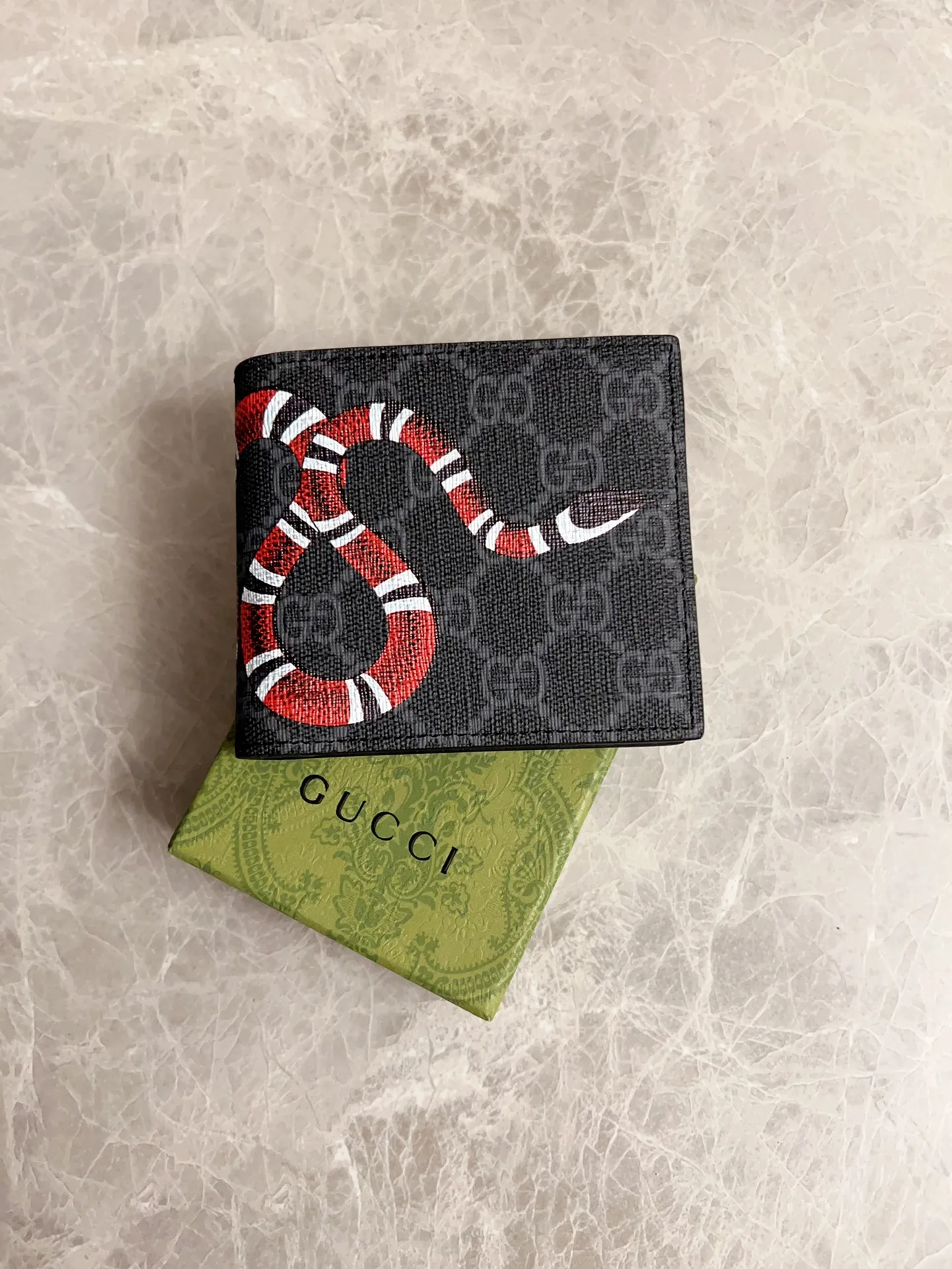 💰270 🇭🇺🇭🇺New men’s short clip wallet! 🐍🐍Synchronized with the counter, original shaved leather with high-quality PVC fabric🐍🐍tear-printed the latest Striped Snake logo🐍🐍, fine oil edge workmanship, simple and elegant, fashionable and domineering,🐍🐍Model: 451268, size: 10x9cm, color: black PVC-black "Striped Snake"