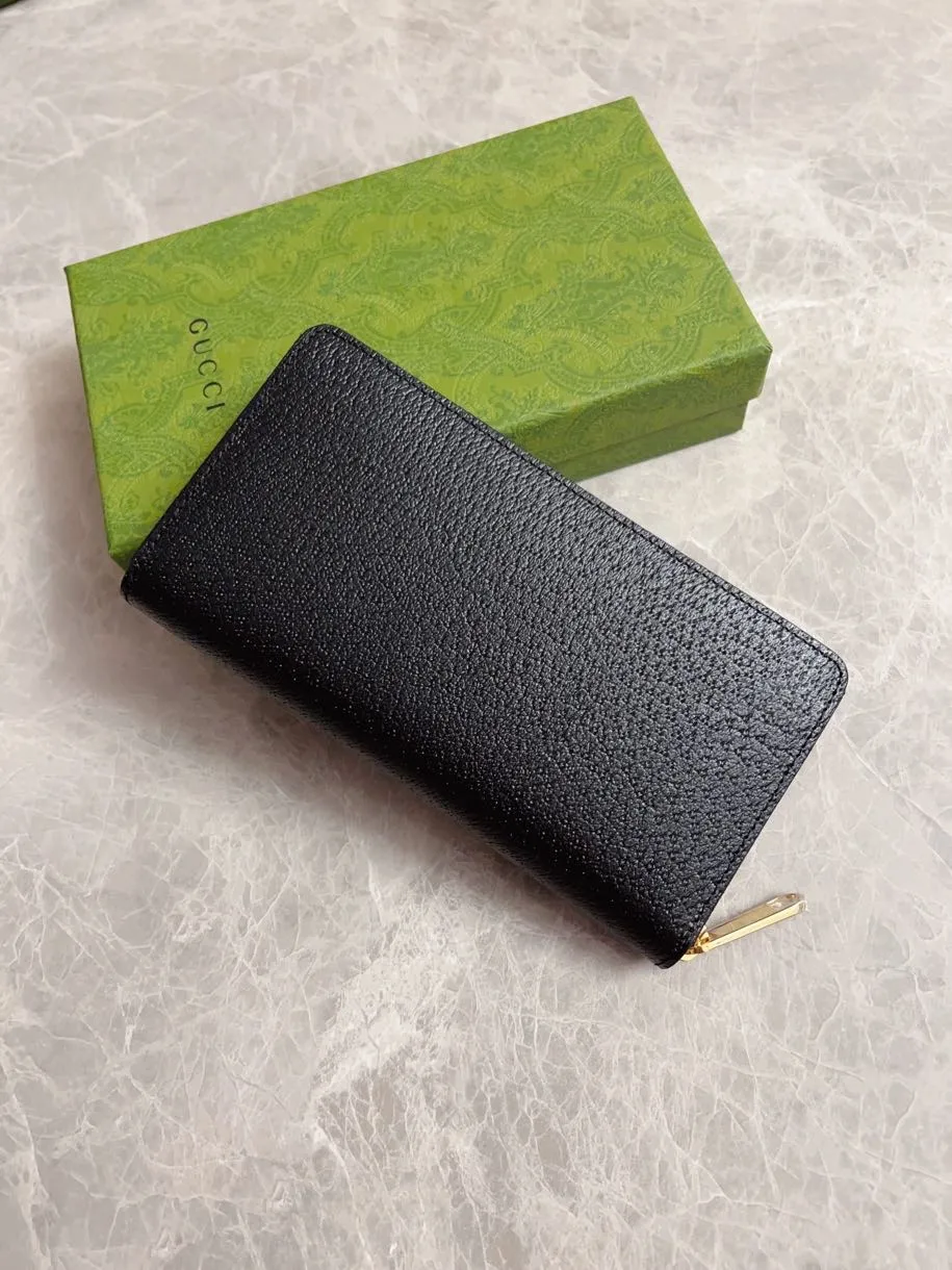 💰460🇭🇺🇭🇺Gucci’s latest ~ Men’s zipper wallet🪅🪅 embellished with hollow interlocking Double G details, cleverly matched with GG Supreme canvas, 🪅🪅Create an accessory with both modern style and classic style🪅🪅The iconic interlocking Double G logo, which comes from the brand founder Guccio Mr. Gucci's initials are constantly being reinterpreted in various forms and styles🪅🪅Model: 701423 Dimensions: 19x 10x 3cm