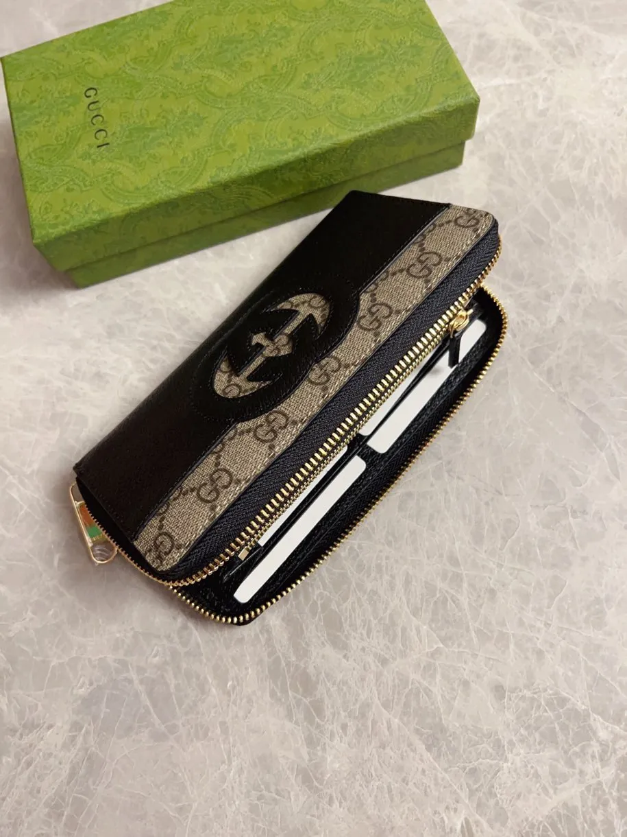 💰460🇭🇺🇭🇺Gucci’s latest ~ Men’s zipper wallet🪅🪅 embellished with hollow interlocking Double G details, cleverly matched with GG Supreme canvas, 🪅🪅Create an accessory with both modern style and classic style🪅🪅The iconic interlocking Double G logo, which comes from the brand founder Guccio Mr. Gucci's initials are constantly being reinterpreted in various forms and styles🪅🪅Model: 701423 Dimensions: 19x 10x 3cm