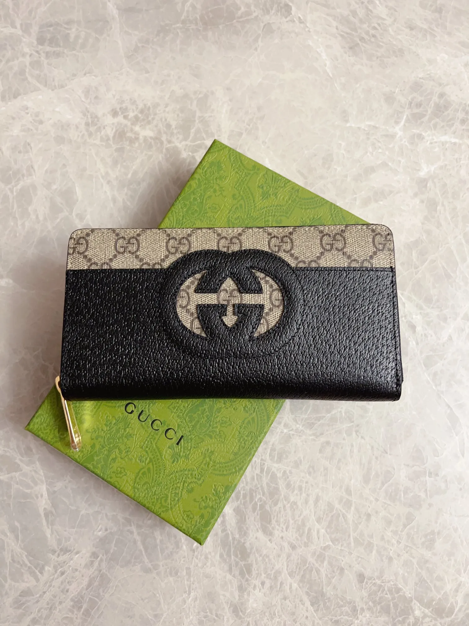 💰460🇭🇺🇭🇺Gucci’s latest ~ Men’s zipper wallet🪅🪅 embellished with hollow interlocking Double G details, cleverly matched with GG Supreme canvas, 🪅🪅Create an accessory with both modern style and classic style🪅🪅The iconic interlocking Double G logo, which comes from the brand founder Guccio Mr. Gucci's initials are constantly being reinterpreted in various forms and styles🪅🪅Model: 701423 Dimensions: 19x 10x 3cm