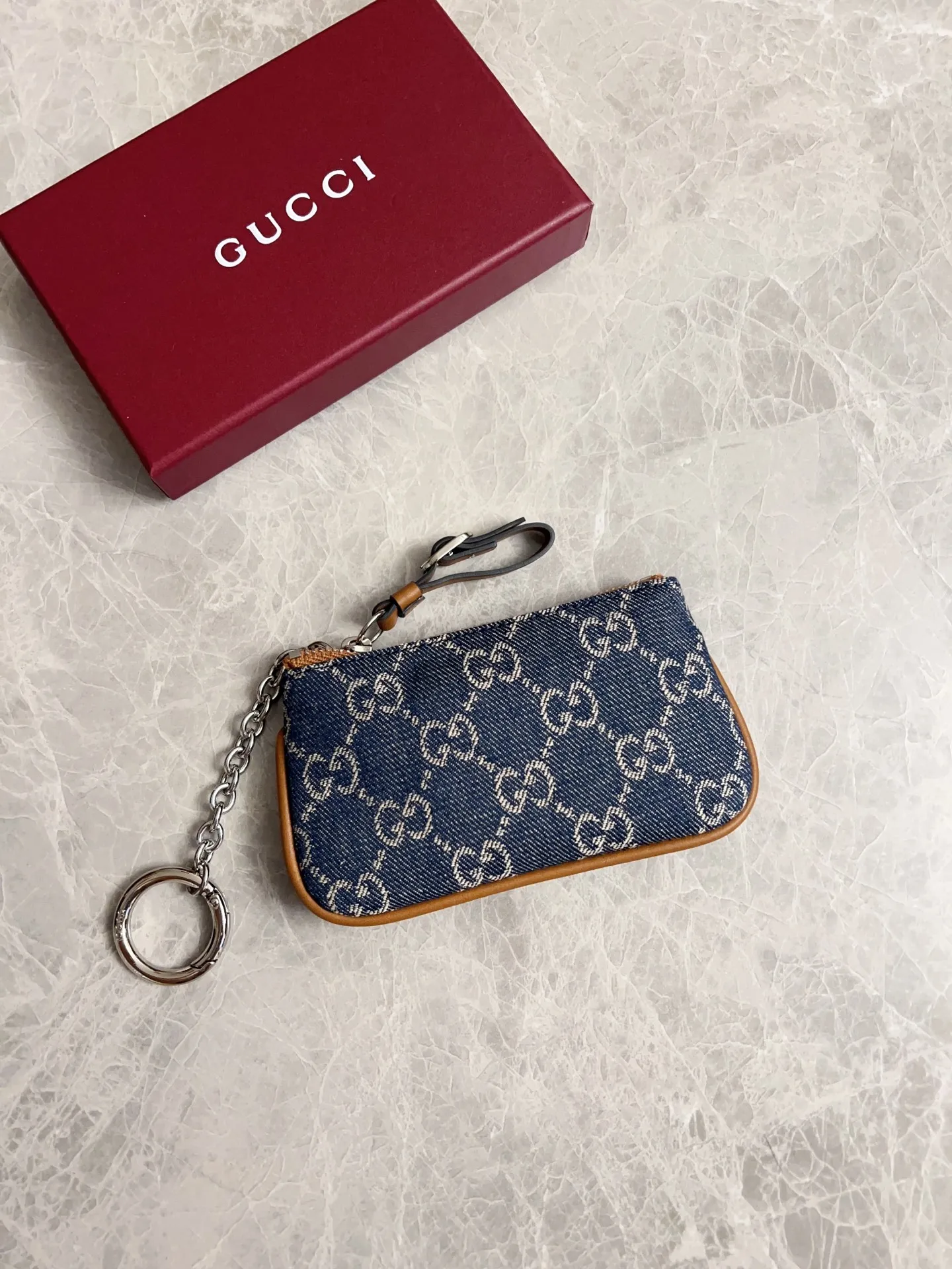 💰350 🇭🇺🇭🇺Original product! 🧽🧽jackie1961 denim denim series launches a new compact and noble style🧽🧽White hardware buckles and washed denim make the whole design exude elegance and timelessness🧽🧽Exquisite and fashionable! 🧽🧽Model: 819113, size: 12x7.5cm, color: denim/brown leather👉🏻Lipstick bag-key bag💄
