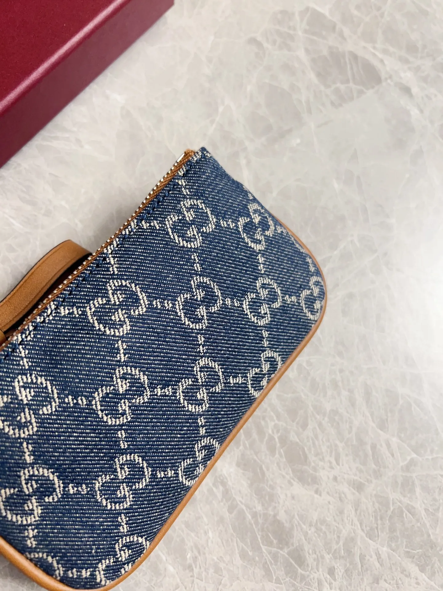 💰350 🇭🇺🇭🇺Original product! 🧽🧽jackie1961 denim denim series launches a new compact and noble style🧽🧽White hardware buckles and washed denim make the whole design exude elegance and timelessness🧽🧽Exquisite and fashionable! 🧽🧽Model: 819113, size: 12x7.5cm, color: denim/brown leather👉🏻Lipstick bag-key bag💄