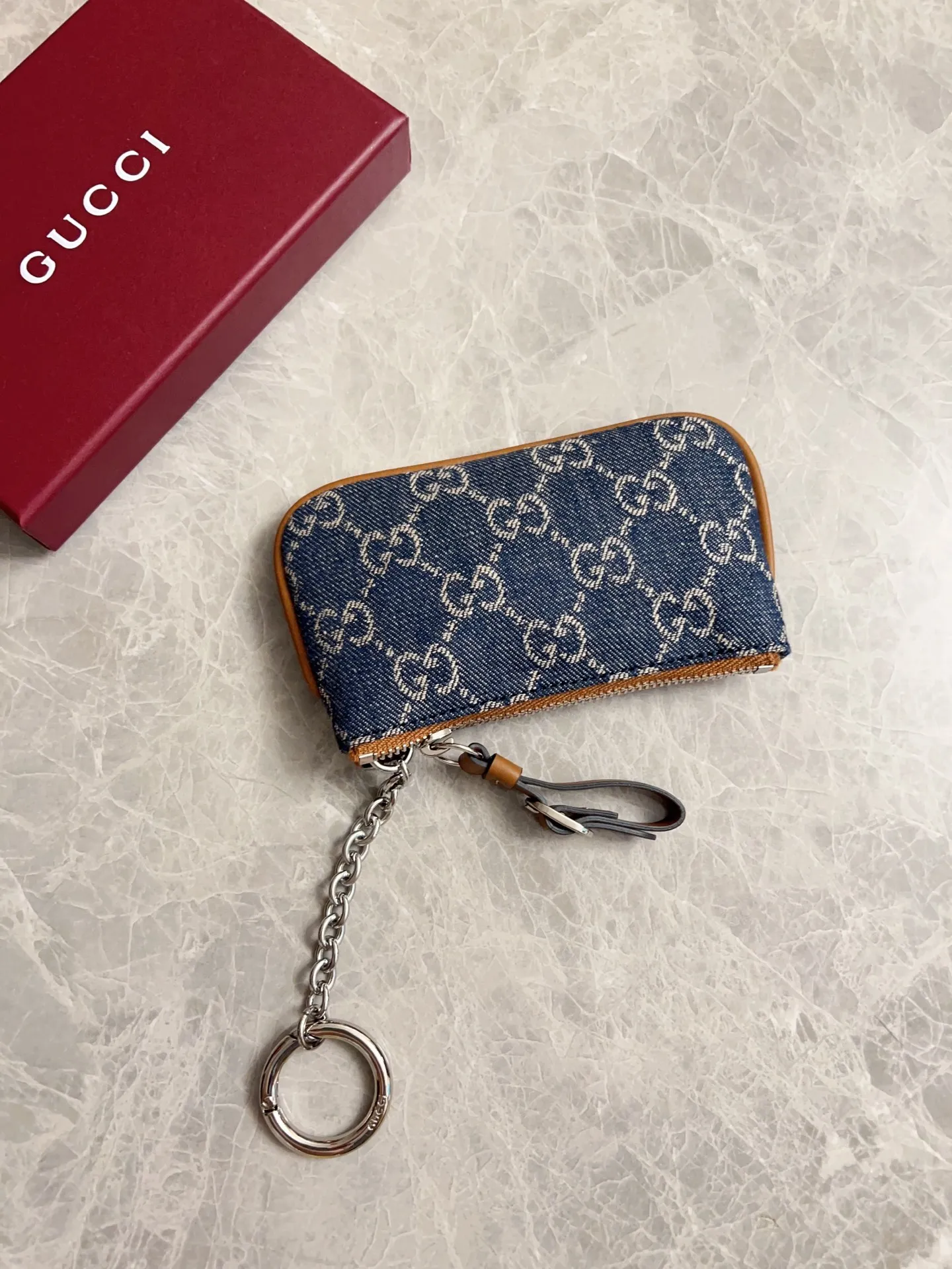 💰350 🇭🇺🇭🇺Original product! 🧽🧽jackie1961 denim denim series launches a new compact and noble style🧽🧽White hardware buckles and washed denim make the whole design exude elegance and timelessness🧽🧽Exquisite and fashionable! 🧽🧽Model: 819113, size: 12x7.5cm, color: denim/brown leather👉🏻Lipstick bag-key bag💄