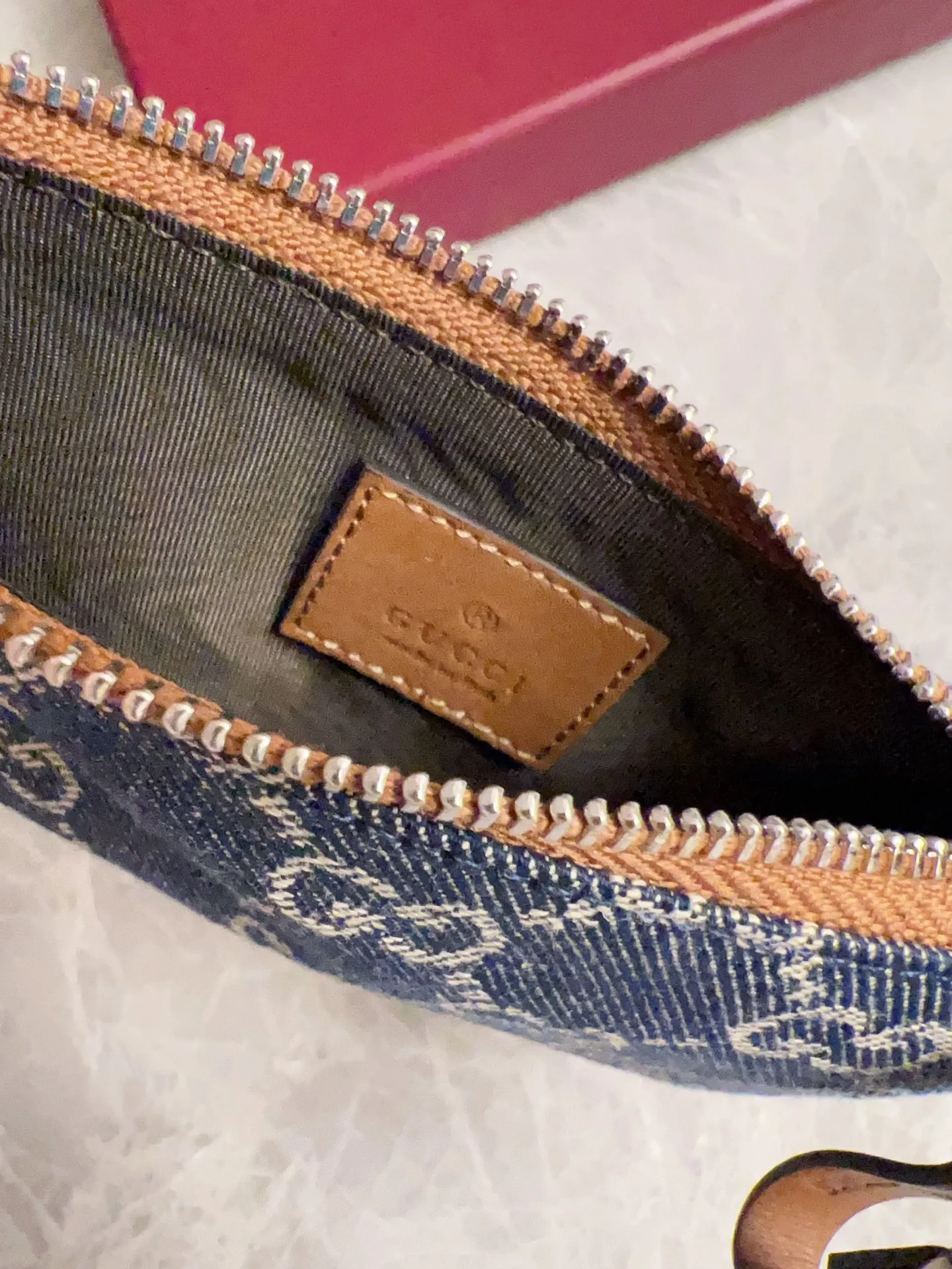 💰350 🇭🇺🇭🇺Original product! 🧽🧽jackie1961 denim denim series launches a new compact and noble style🧽🧽White hardware buckles and washed denim make the whole design exude elegance and timelessness🧽🧽Exquisite and fashionable! 🧽🧽Model: 819113, size: 12x7.5cm, color: denim/brown leather👉🏻Lipstick bag-key bag💄