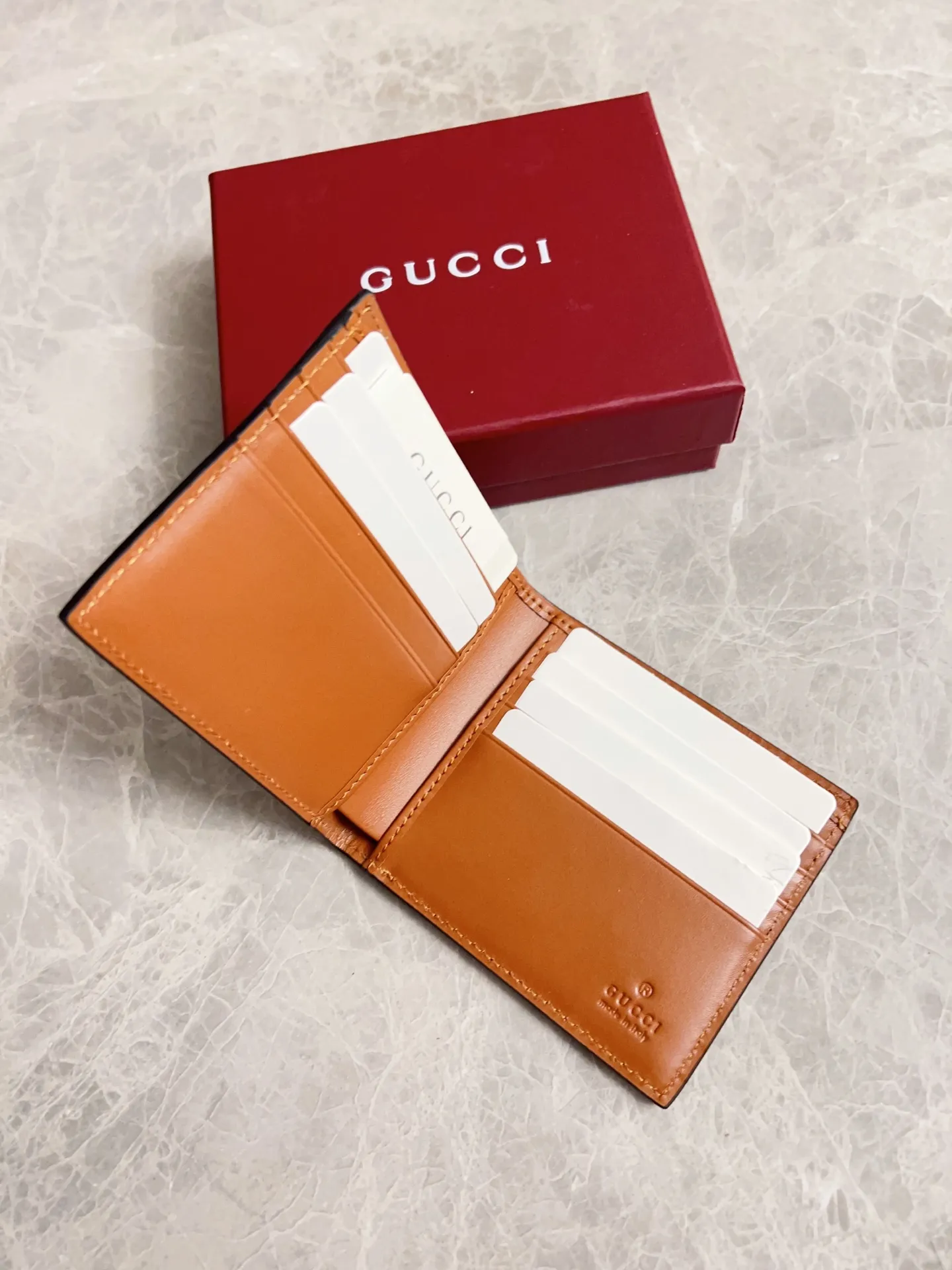 💰310🇭🇺🇭🇺GG Emblem series reinterprets the classic double G pattern with creative design and innovative functions. 🍃🍃New granular PVC fabric with original factory calfskin, fashionable and versatile! 🍃🍃Brown, black Model number: 821200 (insert cards on both sides) Size: 11x9cm