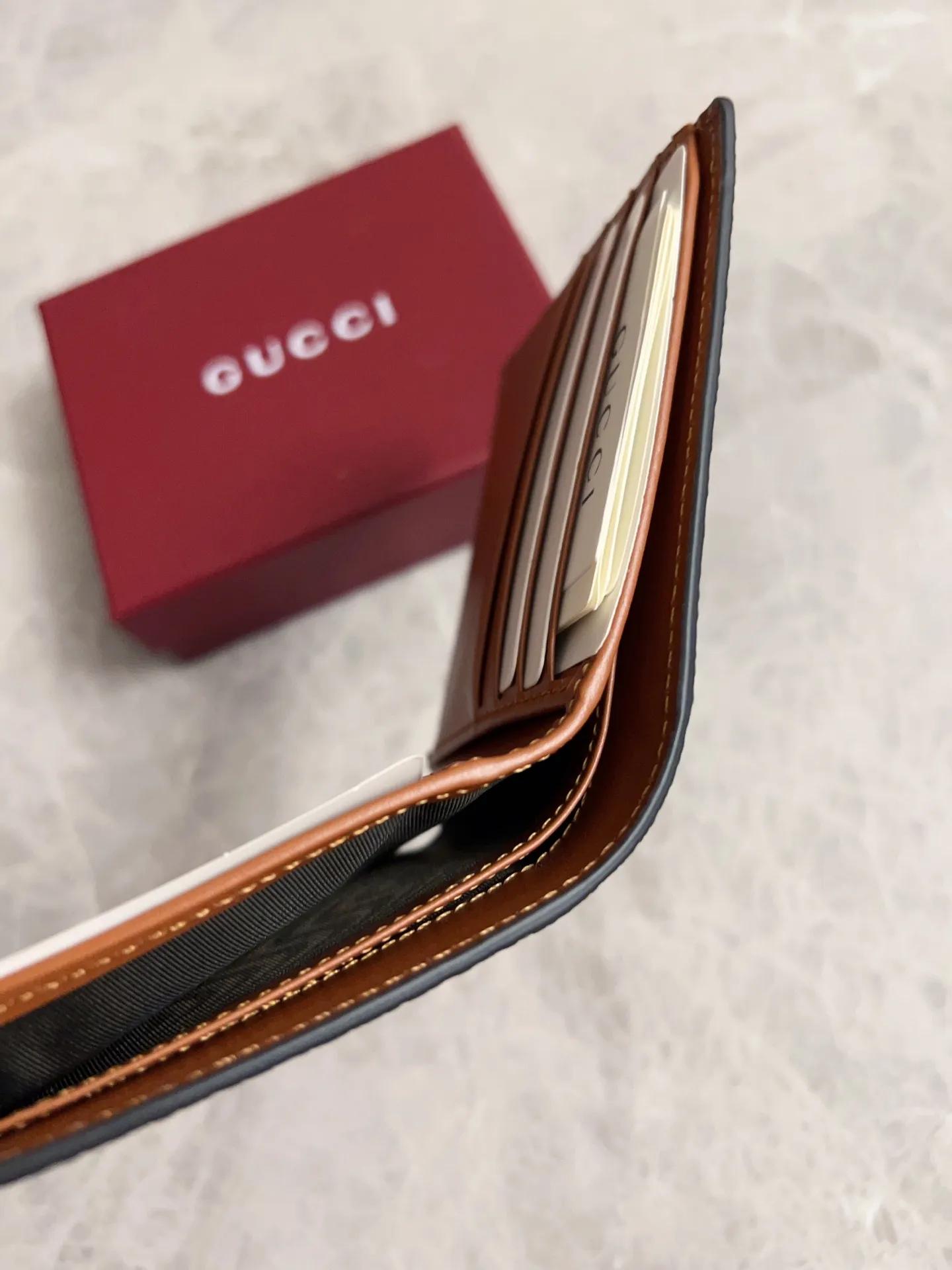 💰310🇭🇺🇭🇺GG Emblem series reinterprets the classic double G pattern with creative design and innovative functions. 🍃🍃New granular PVC fabric with original factory calfskin, fashionable and versatile! 🍃🍃Brown, black Model number: 821200 (insert cards on both sides) Size: 11x9cm