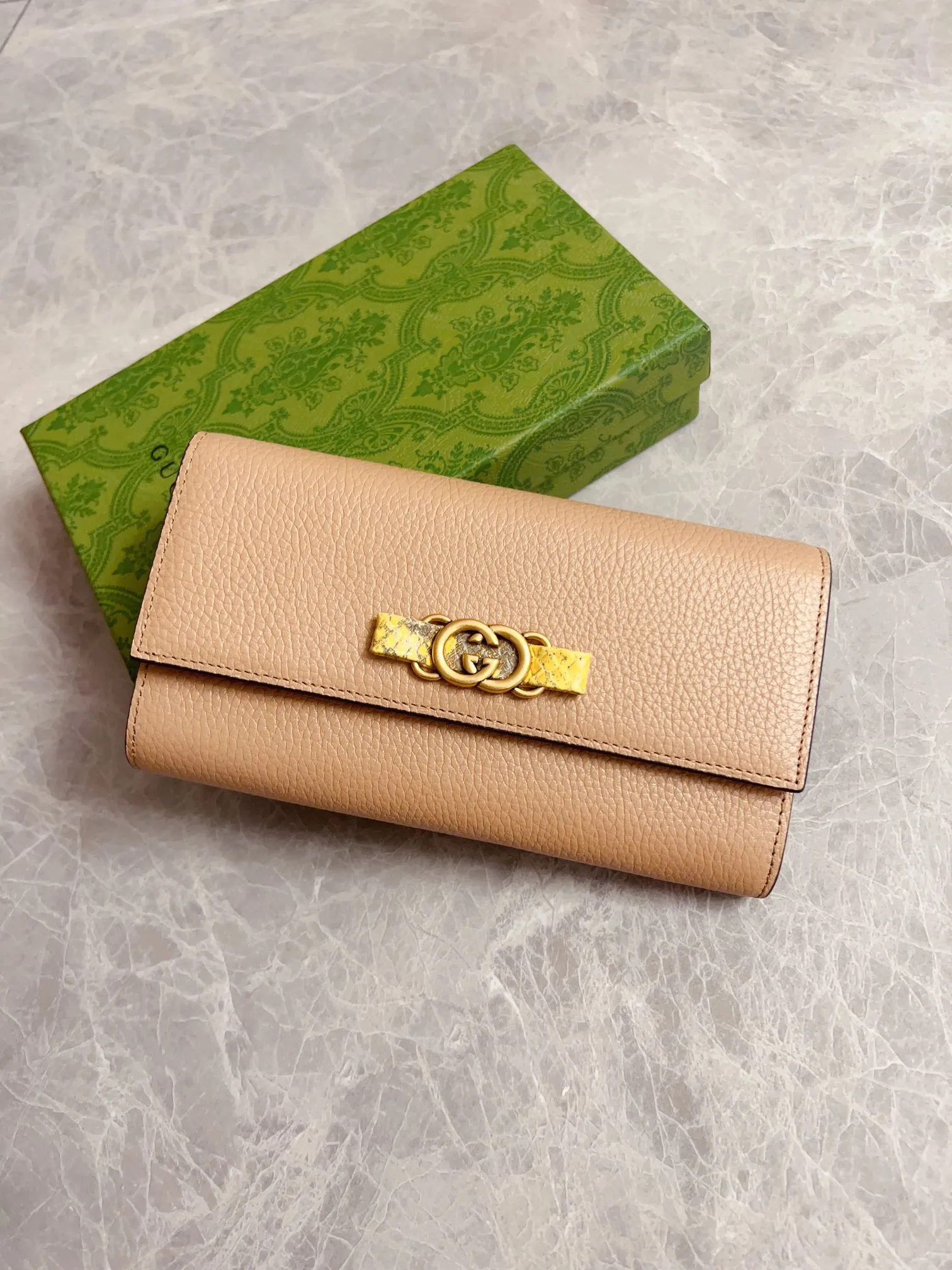💰460🇮🇹🇮🇹Gucci’s latest ~ Interlocking Double G python leather bow wallet🍓🍓Made of original factory calfskin, 🍓🍓Butterfly on the front The knot is made with python leather piping and interlocking G details in antique gold tones, 🍓🍓Iconic fashion piece🍓🍓Model: 750461, Size: 19x 10x3.5cm