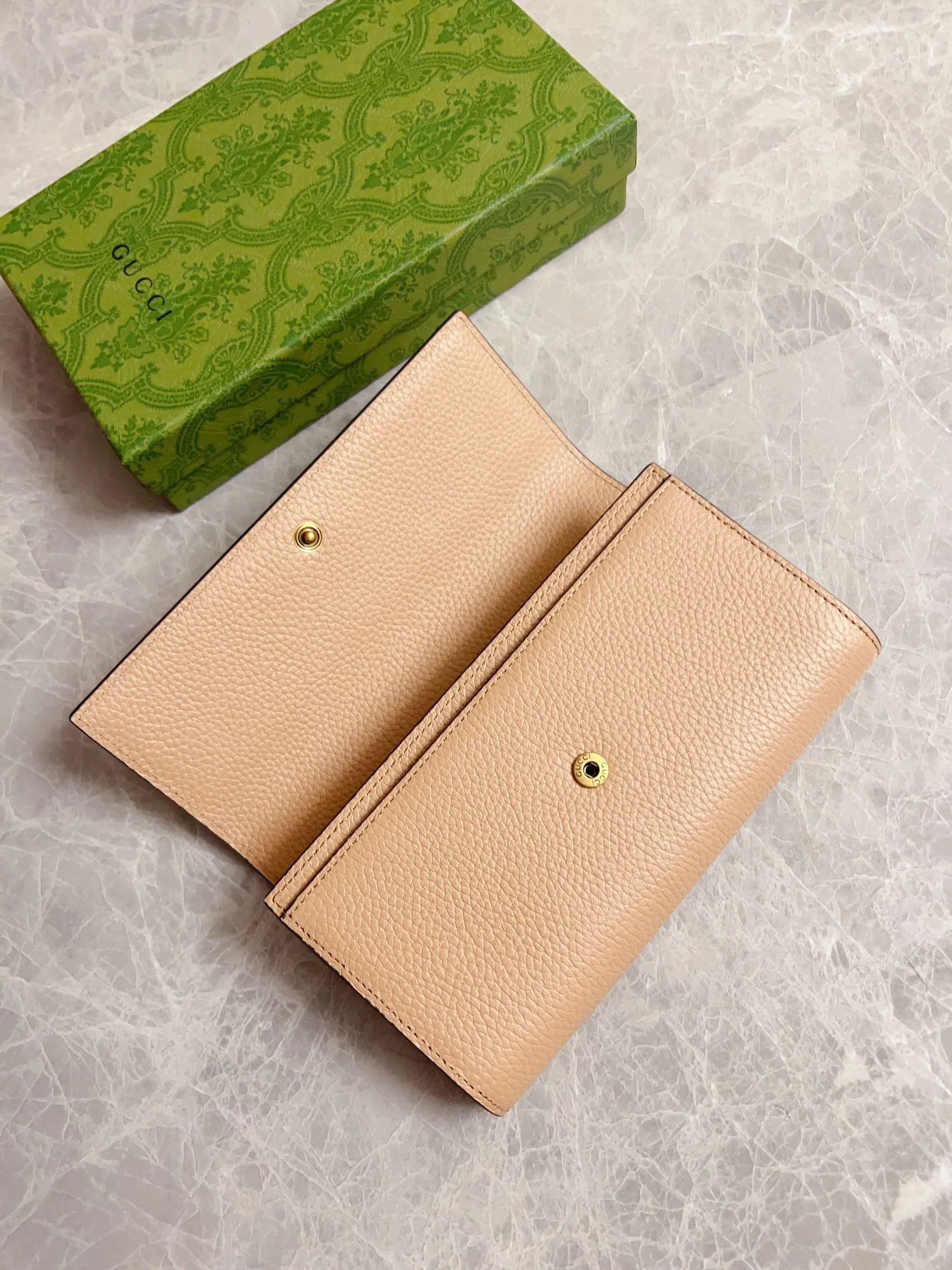 💰460🇮🇹🇮🇹Gucci’s latest ~ Interlocking Double G python leather bow wallet🍓🍓Made of original factory calfskin, 🍓🍓Butterfly on the front The knot is made with python leather piping and interlocking G details in antique gold tones, 🍓🍓Iconic fashion piece🍓🍓Model: 750461, Size: 19x 10x3.5cm