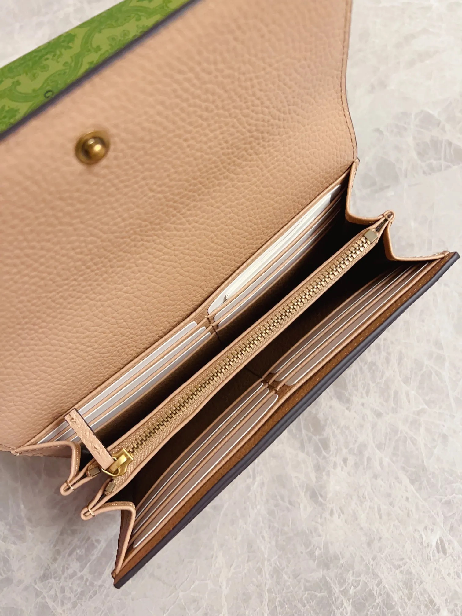 💰460🇮🇹🇮🇹Gucci’s latest ~ Interlocking Double G python leather bow wallet🍓🍓Made of original factory calfskin, 🍓🍓Butterfly on the front The knot is made with python leather piping and interlocking G details in antique gold tones, 🍓🍓Iconic fashion piece🍓🍓Model: 750461, Size: 19x 10x3.5cm