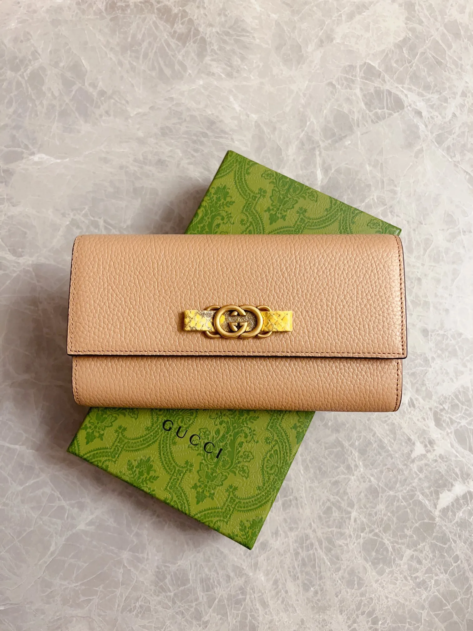 💰460🇮🇹🇮🇹Gucci’s latest ~ Interlocking Double G python leather bow wallet🍓🍓Made of original factory calfskin, 🍓🍓Butterfly on the front The knot is made with python leather piping and interlocking G details in antique gold tones, 🍓🍓Iconic fashion piece🍓🍓Model: 750461, Size: 19x 10x3.5cm