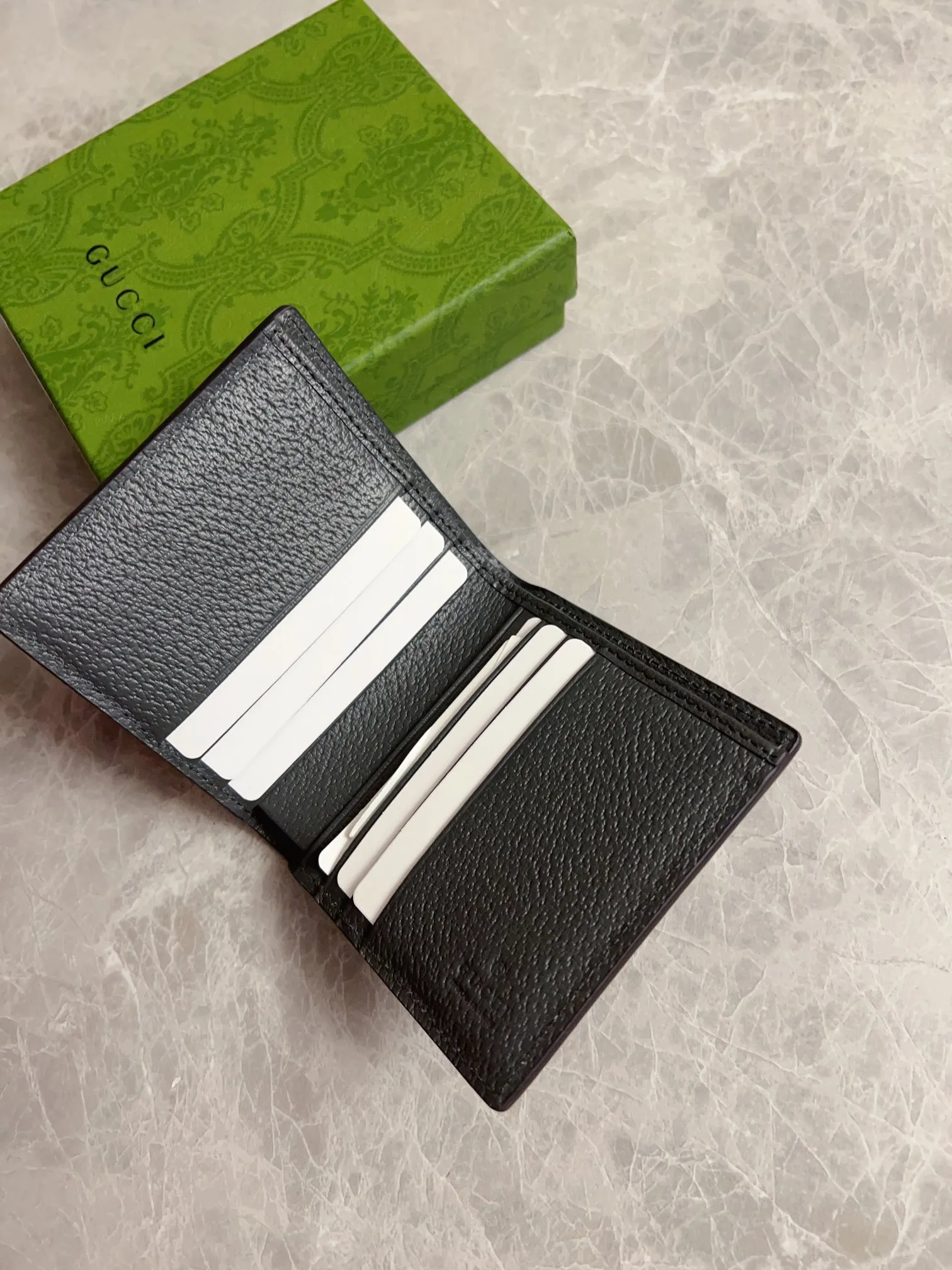 💰320 🇭🇺🇭🇺GucciO’s latest phidia series mid-length wallet bag, the Ophidia series items have endless retro feelings. Gray GG Supreme canvas, gray cowhide piping, palladium tone hardware Double G Model: 732016 Dimensions: 10x 10cm Color: gray/pvc.