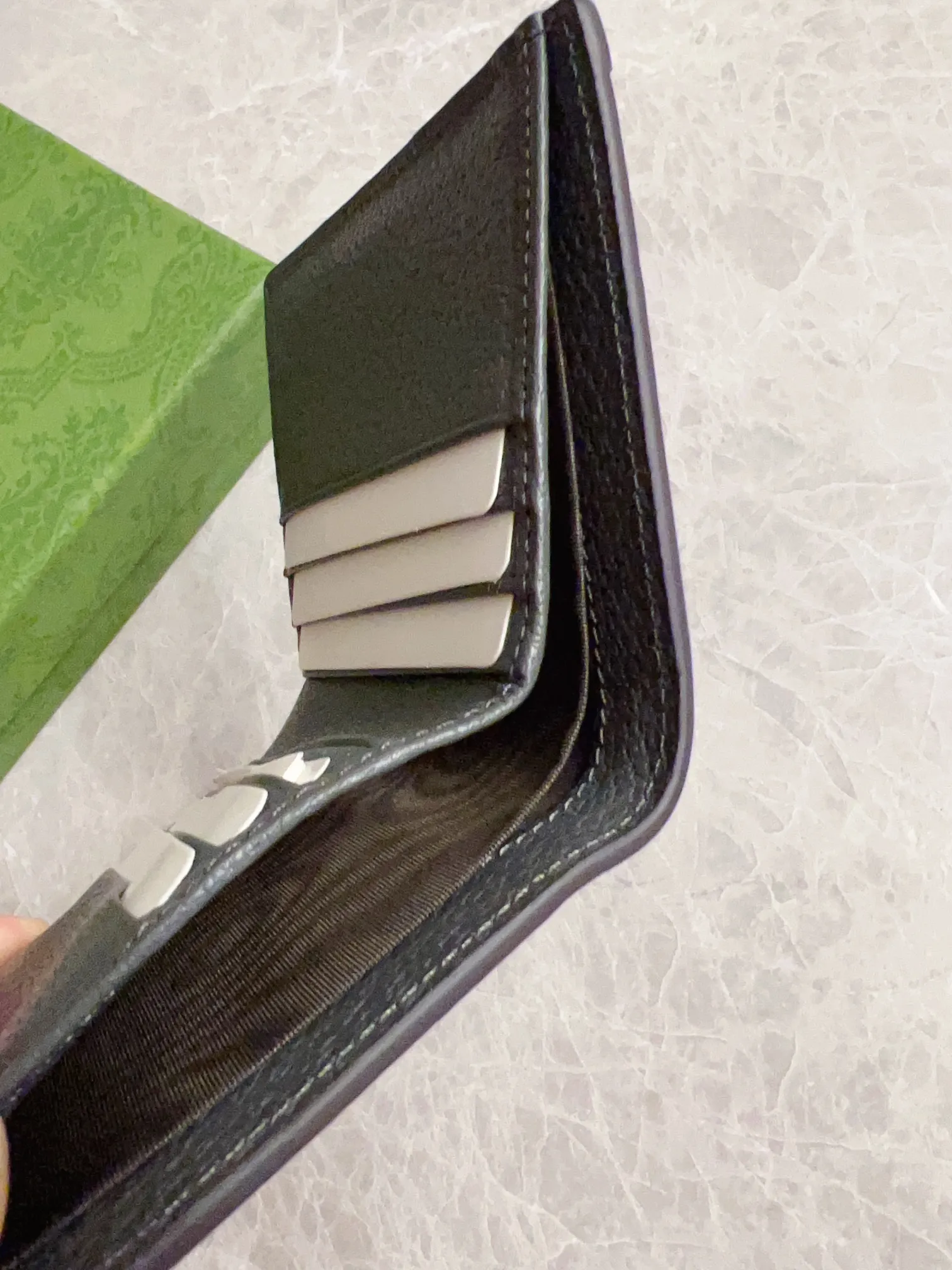 💰320 🇭🇺🇭🇺GucciO’s latest phidia series mid-length wallet bag, the Ophidia series items have endless retro feelings. Gray GG Supreme canvas, gray cowhide piping, palladium tone hardware Double G Model: 732016 Dimensions: 10x 10cm Color: gray/pvc.