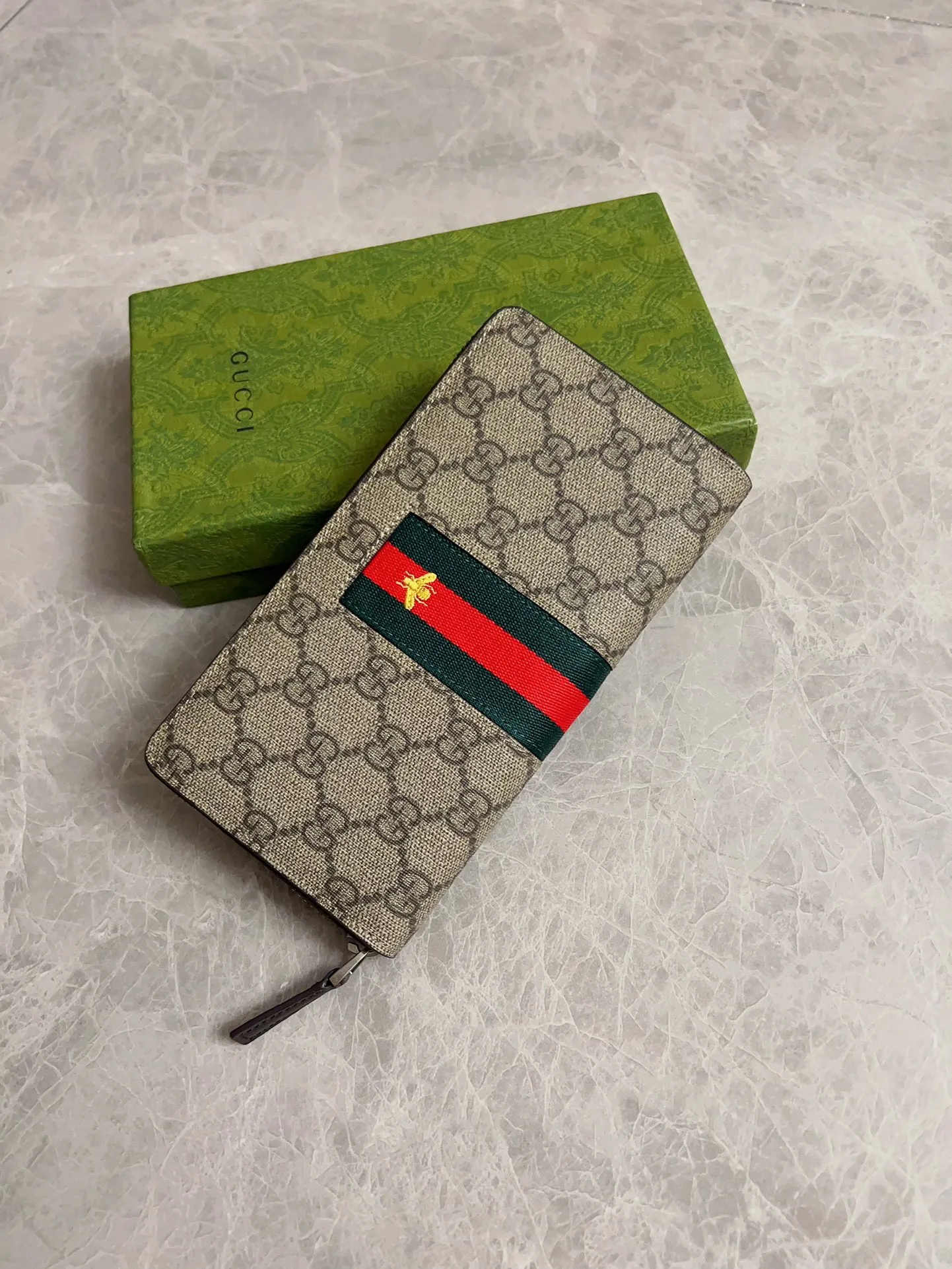💰390 🇭🇺🇭🇺Original product, style number: 408831, counter quality 💯top imported cowhide! Made of original hardware, cotton zippers, oiled edges and fine workmanship. 😋😋Synchronized with counters. Size: 19x10x2.5cm. Color: pvc brown bee🐝