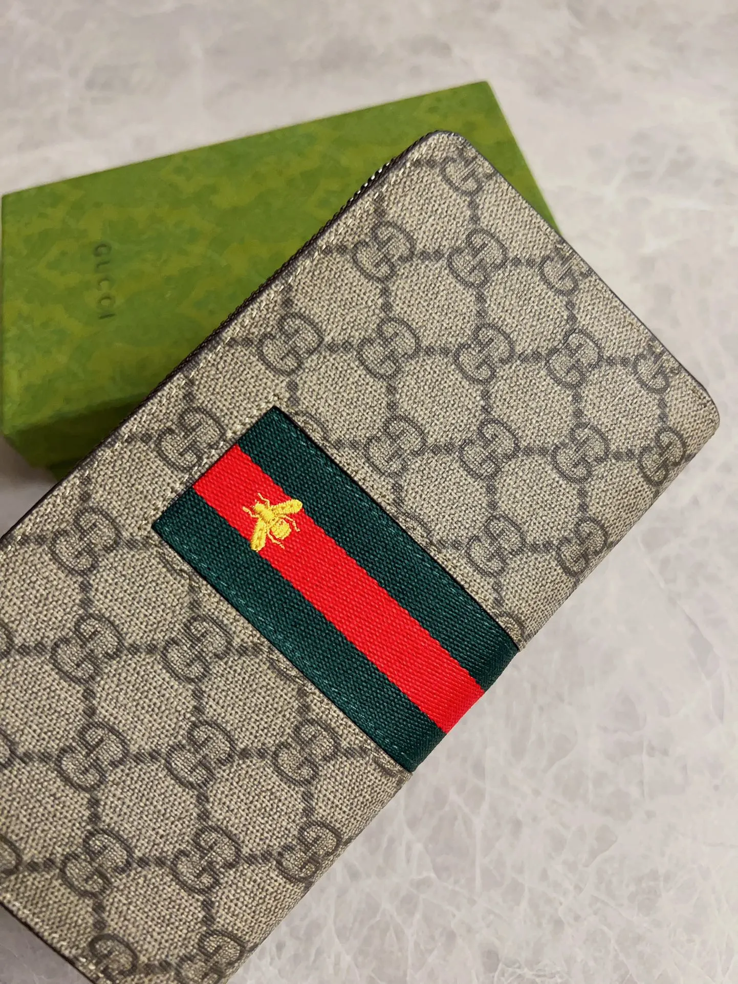 💰390 🇭🇺🇭🇺Original product, style number: 408831, counter quality 💯top imported cowhide! Made of original hardware, cotton zippers, oiled edges and fine workmanship. 😋😋Synchronized with counters. Size: 19x10x2.5cm. Color: pvc brown bee🐝