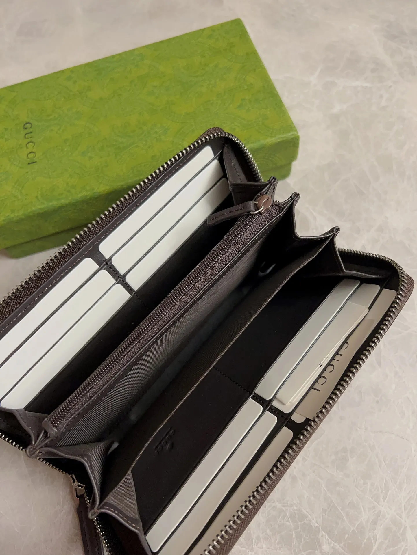 💰390 🇭🇺🇭🇺Original product, style number: 408831, counter quality 💯top imported cowhide! Made of original hardware, cotton zippers, oiled edges and fine workmanship. 😋😋Synchronized with counters. Size: 19x10x2.5cm. Color: pvc brown bee🐝