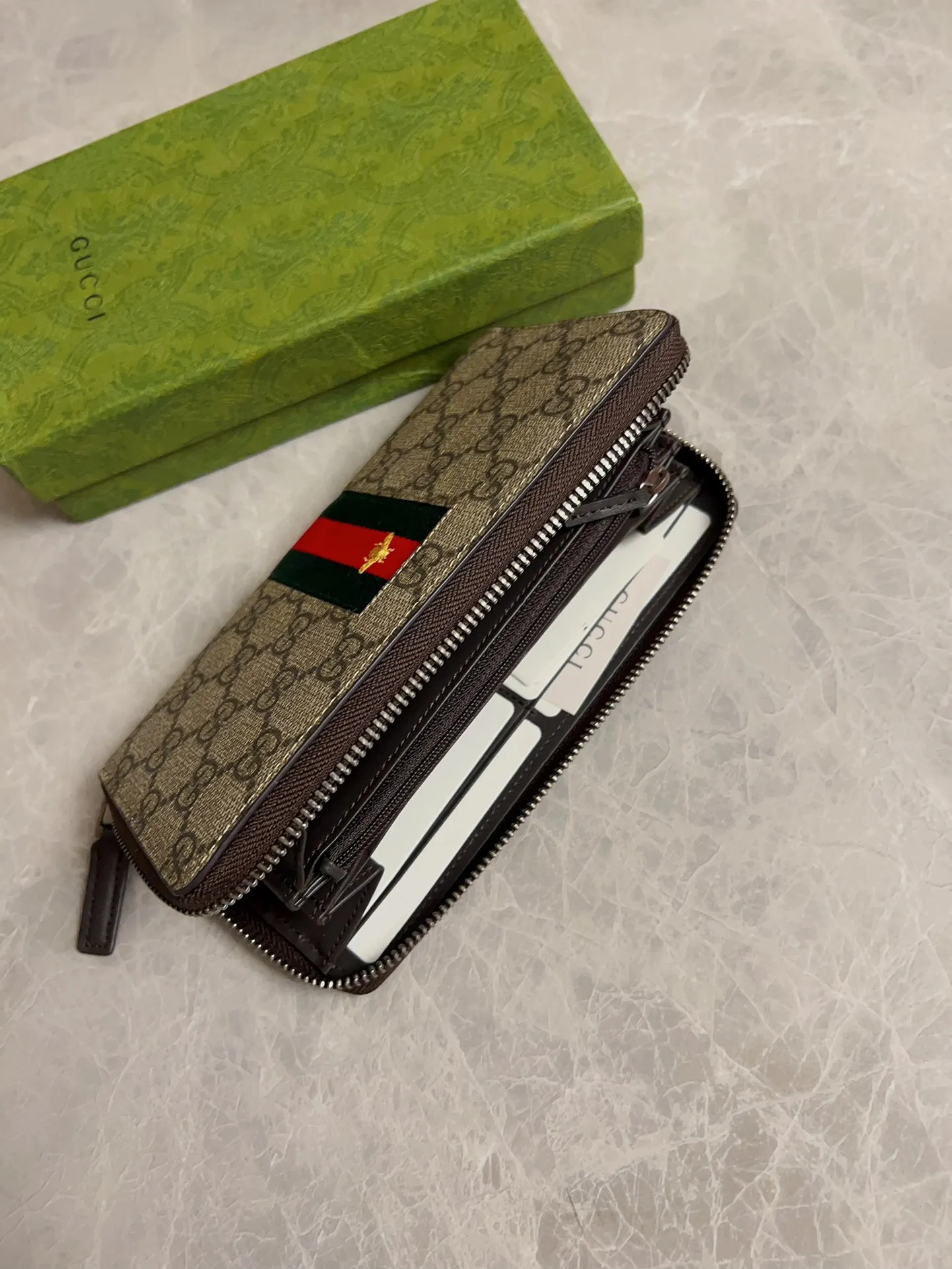 💰390 🇭🇺🇭🇺Original product, style number: 408831, counter quality 💯top imported cowhide! Made of original hardware, cotton zippers, oiled edges and fine workmanship. 😋😋Synchronized with counters. Size: 19x10x2.5cm. Color: pvc brown bee🐝