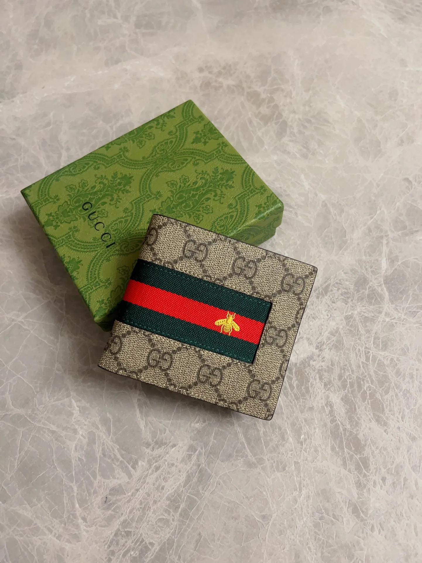 💰270 🇭🇺🇭🇺 Men's new style 🐝🐝 "Embroidered Bee" short wallet with red and green strips 🐝🐝 available at the counter, original shaved leather with PVC, oiled edges and fine workmanship 🐝🐝Simple and elegant, model number: 408827 🐝🐝Size: 11x9cm