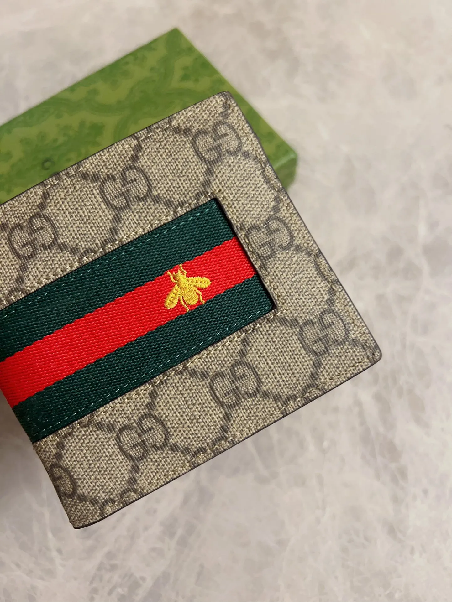 💰270 🇭🇺🇭🇺 Men's new style 🐝🐝 "Embroidered Bee" short wallet with red and green strips 🐝🐝 available at the counter, original shaved leather with PVC, oiled edges and fine workmanship 🐝🐝Simple and elegant, model number: 408827 🐝🐝Size: 11x9cm