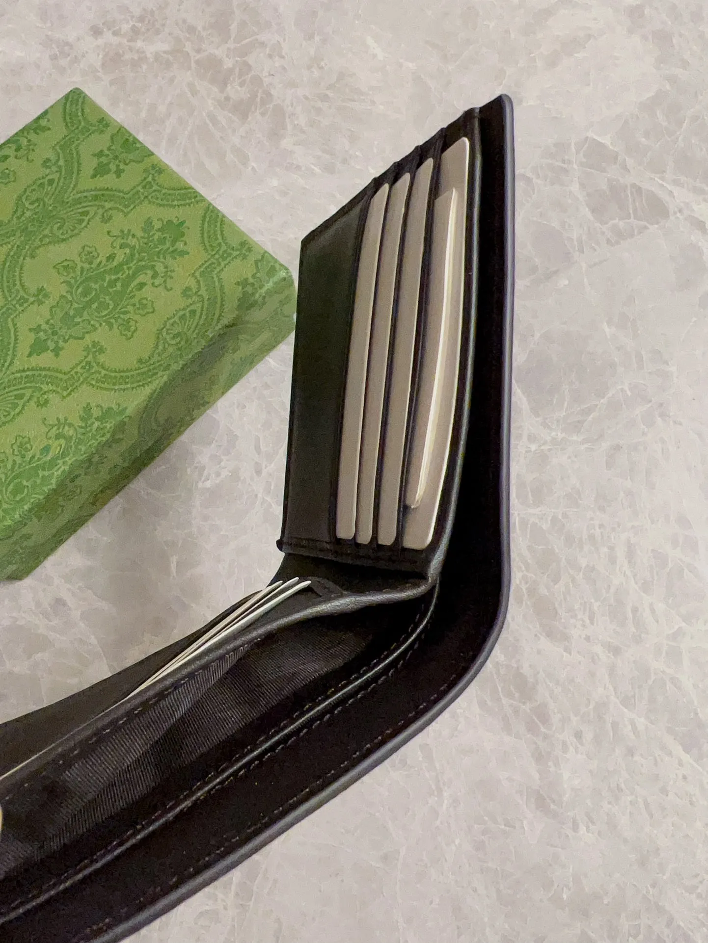 💰270 🇭🇺🇭🇺 Men's new style 🐝🐝 "Embroidered Bee" short wallet with red and green strips 🐝🐝 available at the counter, original shaved leather with PVC, oiled edges and fine workmanship 🐝🐝Simple and elegant, model number: 408827 🐝🐝Size: 11x9cm