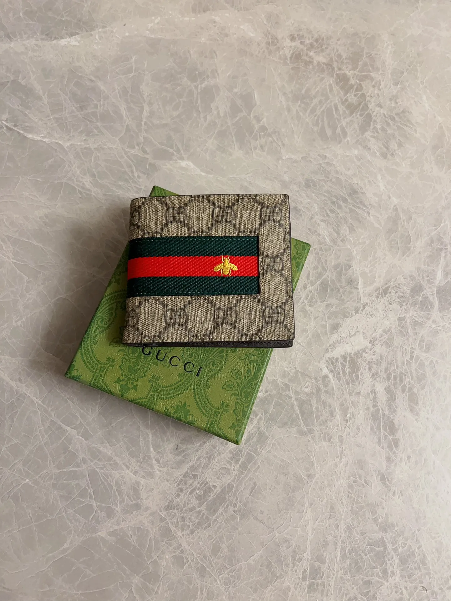 💰270 🇭🇺🇭🇺 Men's new style 🐝🐝 "Embroidered Bee" short wallet with red and green strips 🐝🐝 available at the counter, original shaved leather with PVC, oiled edges and fine workmanship 🐝🐝Simple and elegant, model number: 408827 🐝🐝Size: 11x9cm