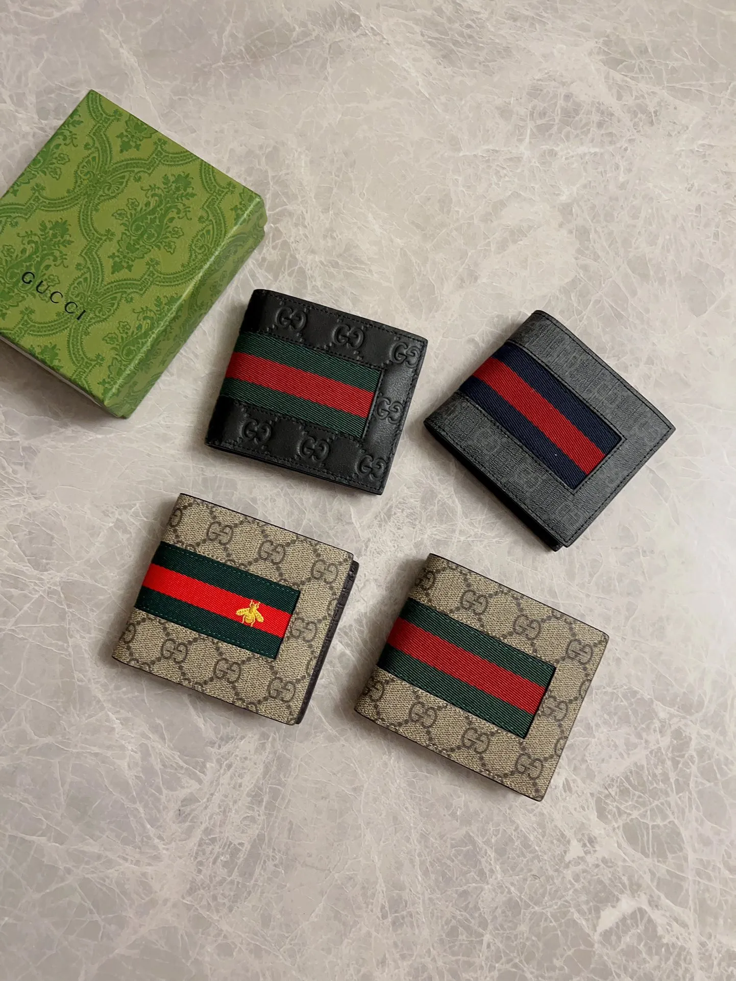 💰270 🇭🇺🇭🇺 Men's new style 🐝🐝 "Embroidered Bee" short wallet with red and green strips 🐝🐝 available at the counter, original shaved leather with PVC, oiled edges and fine workmanship 🐝🐝Simple and elegant, model number: 408827 🐝🐝Size: 11x9cm