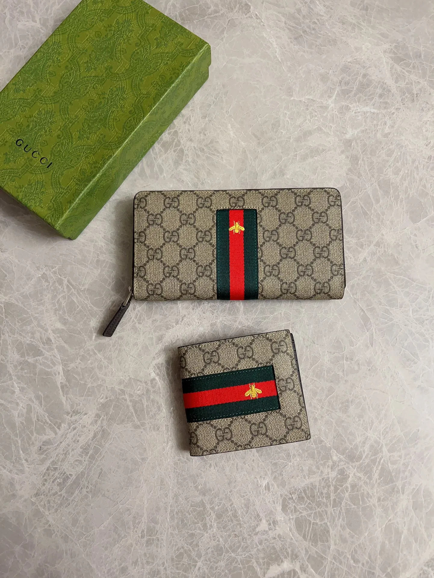 💰270 🇭🇺🇭🇺 Men's new style 🐝🐝 "Embroidered Bee" short wallet with red and green strips 🐝🐝 available at the counter, original shaved leather with PVC, oiled edges and fine workmanship 🐝🐝Simple and elegant, model number: 408827 🐝🐝Size: 11x9cm