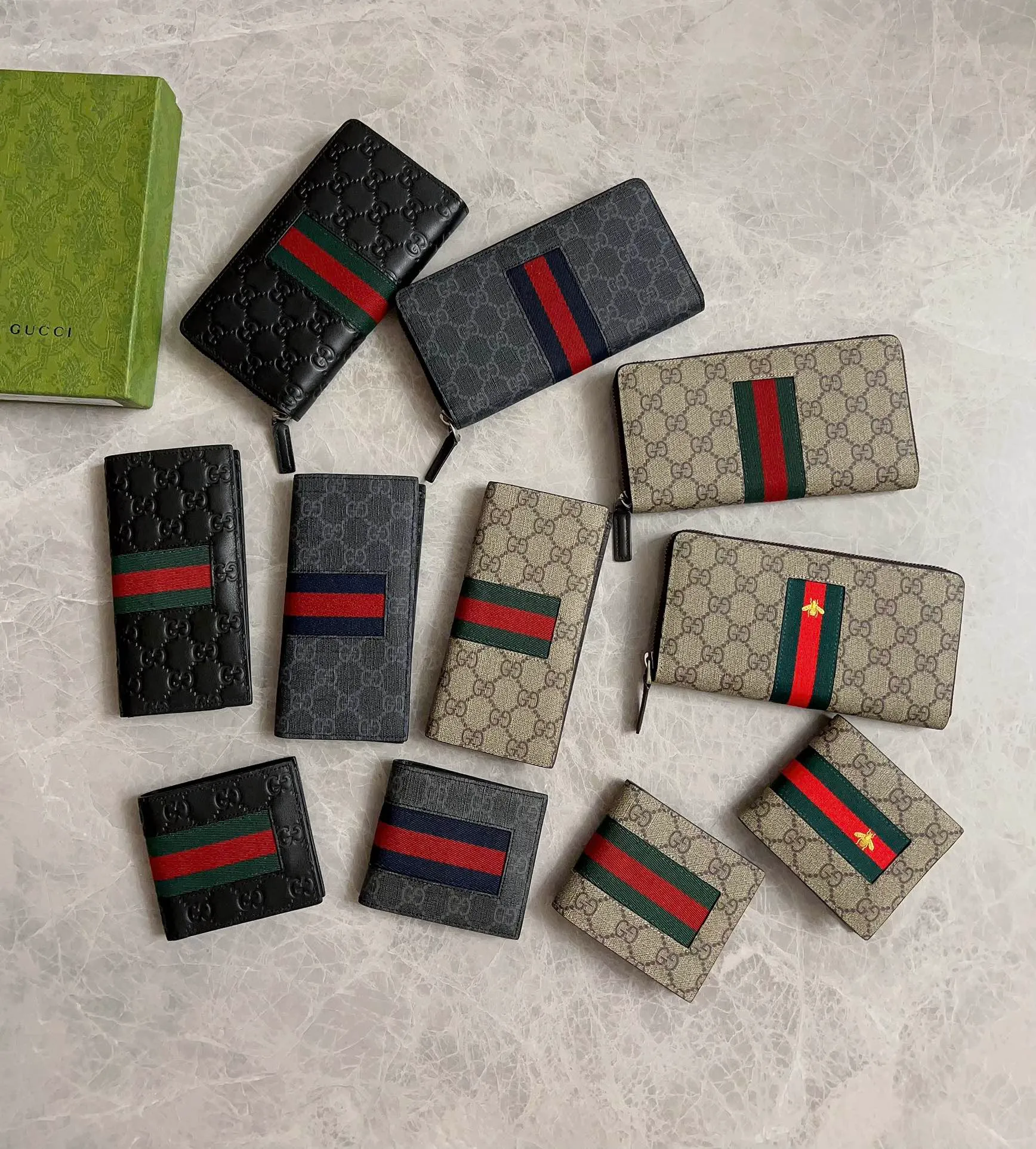 💰270 🇭🇺🇭🇺 Men's new style 🐝🐝 "Embroidered Bee" short wallet with red and green strips 🐝🐝 available at the counter, original shaved leather with PVC, oiled edges and fine workmanship 🐝🐝Simple and elegant, model number: 408827 🐝🐝Size: 11x9cm