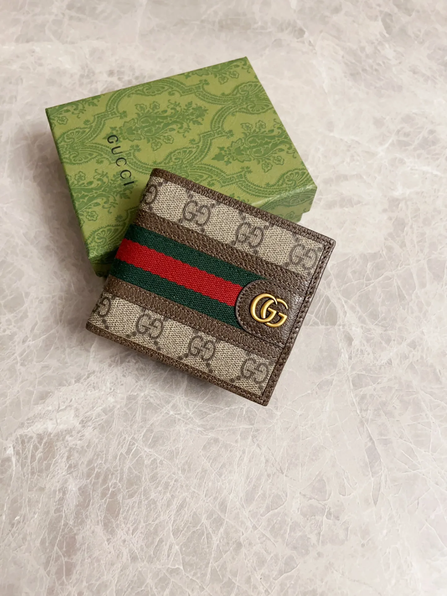 💰300🇭🇺🇭🇺 GG official website synchronizes the new style ~ short clip 🧵🧵GG Supreme Canvas series ~ brown pig pattern original cowhide inner compartment (insert card on one side and coin pocket on the other) is extremely exquisite in workmanship! 🧵🧵Red and green with bronze double G hardware is the mainstream, 🧵🧵Size: 11 width x 10 height cm, style number: 597609, color: brown PVC