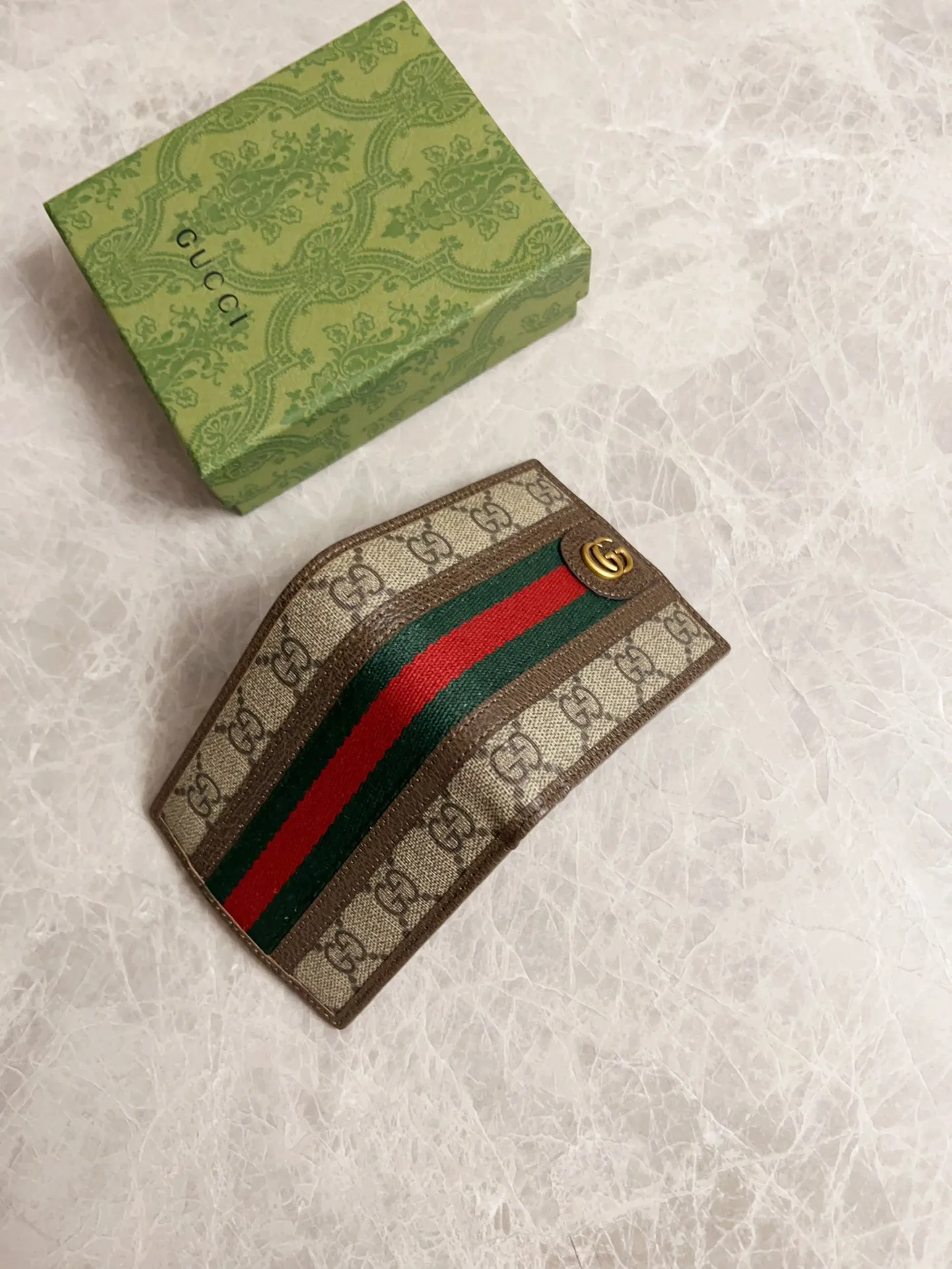 💰300🇭🇺🇭🇺 GG official website synchronizes the new style ~ short clip 🧵🧵GG Supreme Canvas series ~ brown pig pattern original cowhide inner compartment (insert card on one side and coin pocket on the other) is extremely exquisite in workmanship! 🧵🧵Red and green with bronze double G hardware is the mainstream, 🧵🧵Size: 11 width x 10 height cm, style number: 597609, color: brown PVC