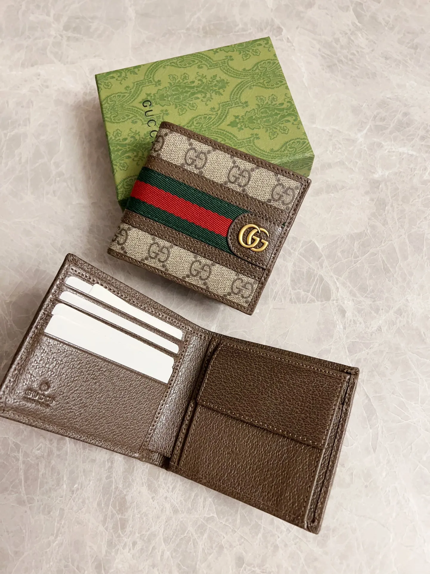 💰300🇭🇺🇭🇺 GG official website synchronizes the new style ~ short clip 🧵🧵GG Supreme Canvas series ~ brown pig pattern original cowhide inner compartment (insert card on one side and coin pocket on the other) is extremely exquisite in workmanship! 🧵🧵Red and green with bronze double G hardware is the mainstream, 🧵🧵Size: 11 width x 10 height cm, style number: 597609, color: brown PVC