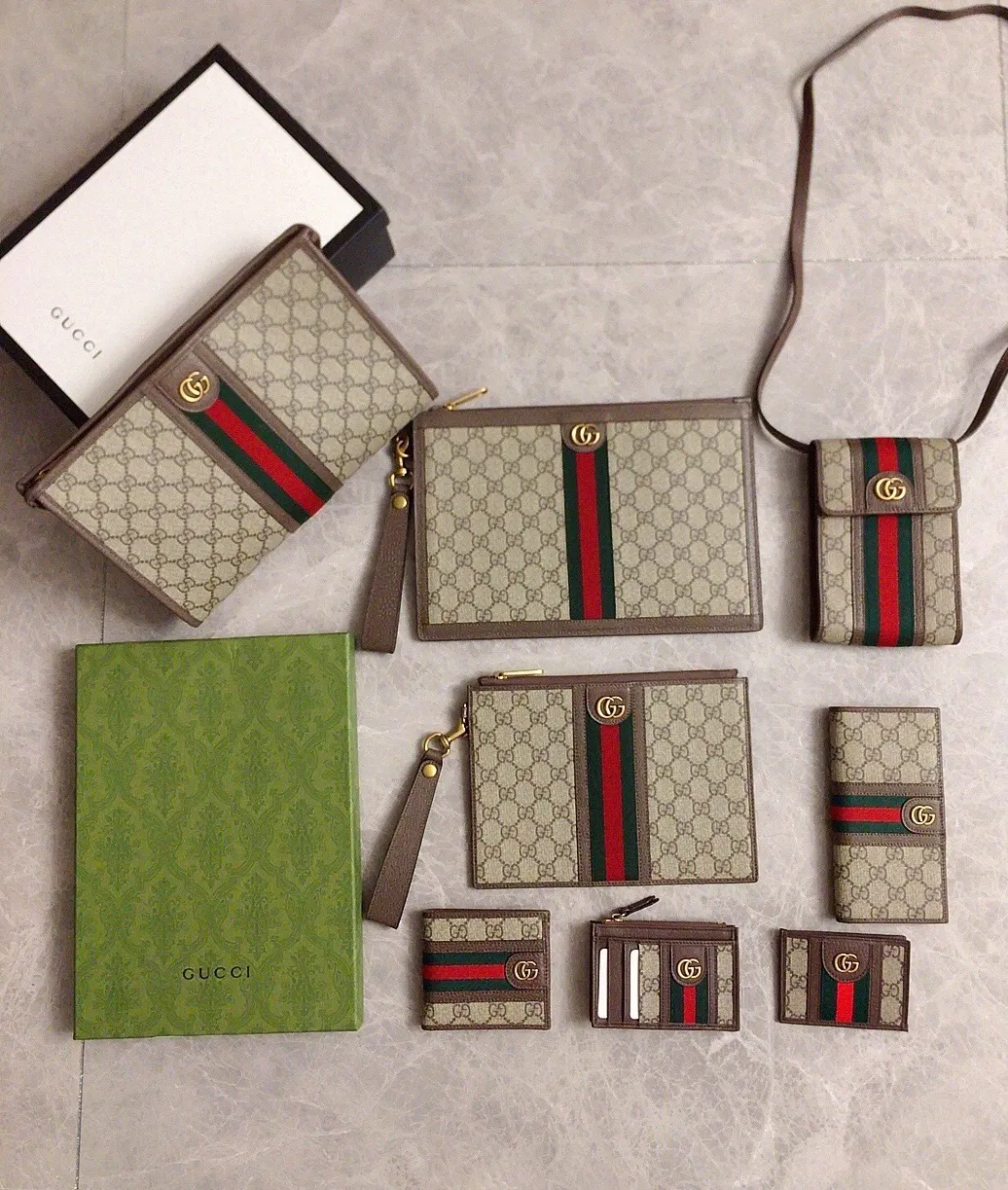 💰300🇭🇺🇭🇺 GG official website synchronizes the new style ~ short clip 🧵🧵GG Supreme Canvas series ~ brown pig pattern original cowhide inner compartment (insert card on one side and coin pocket on the other) is extremely exquisite in workmanship! 🧵🧵Red and green with bronze double G hardware is the mainstream, 🧵🧵Size: 11 width x 10 height cm, style number: 597609, color: brown PVC