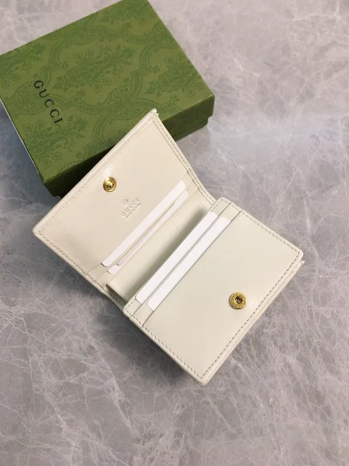 💰360 🇭🇺🇭🇺 In the spring and summer series~beige🐡🐡newly launched Gucci is made of GG Supreme high-end artificial canvas and cowhide material 🐡🐡1955 Horsebit Card Holder This series adopts the same double-ring and long strip design as the handbag 🐡🐡This detail is inspired by the brand’s equestrian origins 🐡🐡It is one of Gucci’s classic heritage🐡🐡It is also one of the brand’s most representative symbolic elements🐡🐡Model: 621887, size: width 11x height 8.5x side width 3cm
