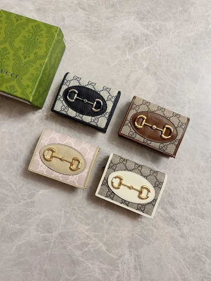 💰360 🇭🇺🇭🇺 In the spring and summer series~beige🐡🐡newly launched Gucci is made of GG Supreme high-end artificial canvas and cowhide material 🐡🐡1955 Horsebit Card Holder This series adopts the same double-ring and long strip design as the handbag 🐡🐡This detail is inspired by the brand’s equestrian origins 🐡🐡It is one of Gucci’s classic heritage🐡🐡It is also one of the brand’s most representative symbolic elements🐡🐡Model: 621887, size: width 11x height 8.5x side width 3cm