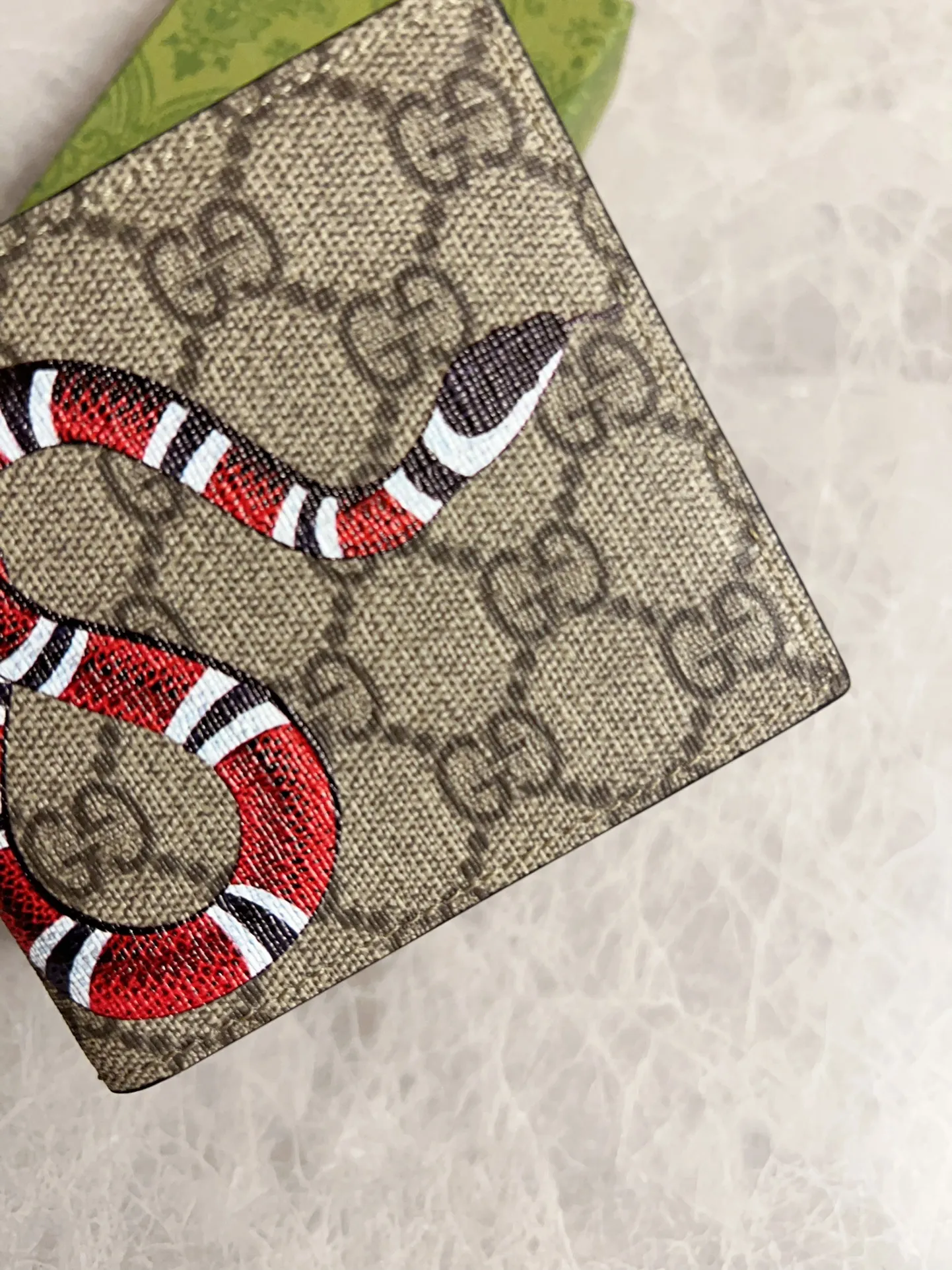 💰270 🇭🇺🇭🇺 New men’s short wallet! 🐍🐍Synchronized at the counter, original shaved leather with high-quality PVC fabric🐍🐍Tear-printed latest Striped Snake logo🐍🐍Oil edges with fine workmanship, simple and elegant, fashionable and domineering,🐍🐍Model: 451268, Size: 10x9x2.5cm, Color: Brown PVC-Black "Striped Snake"