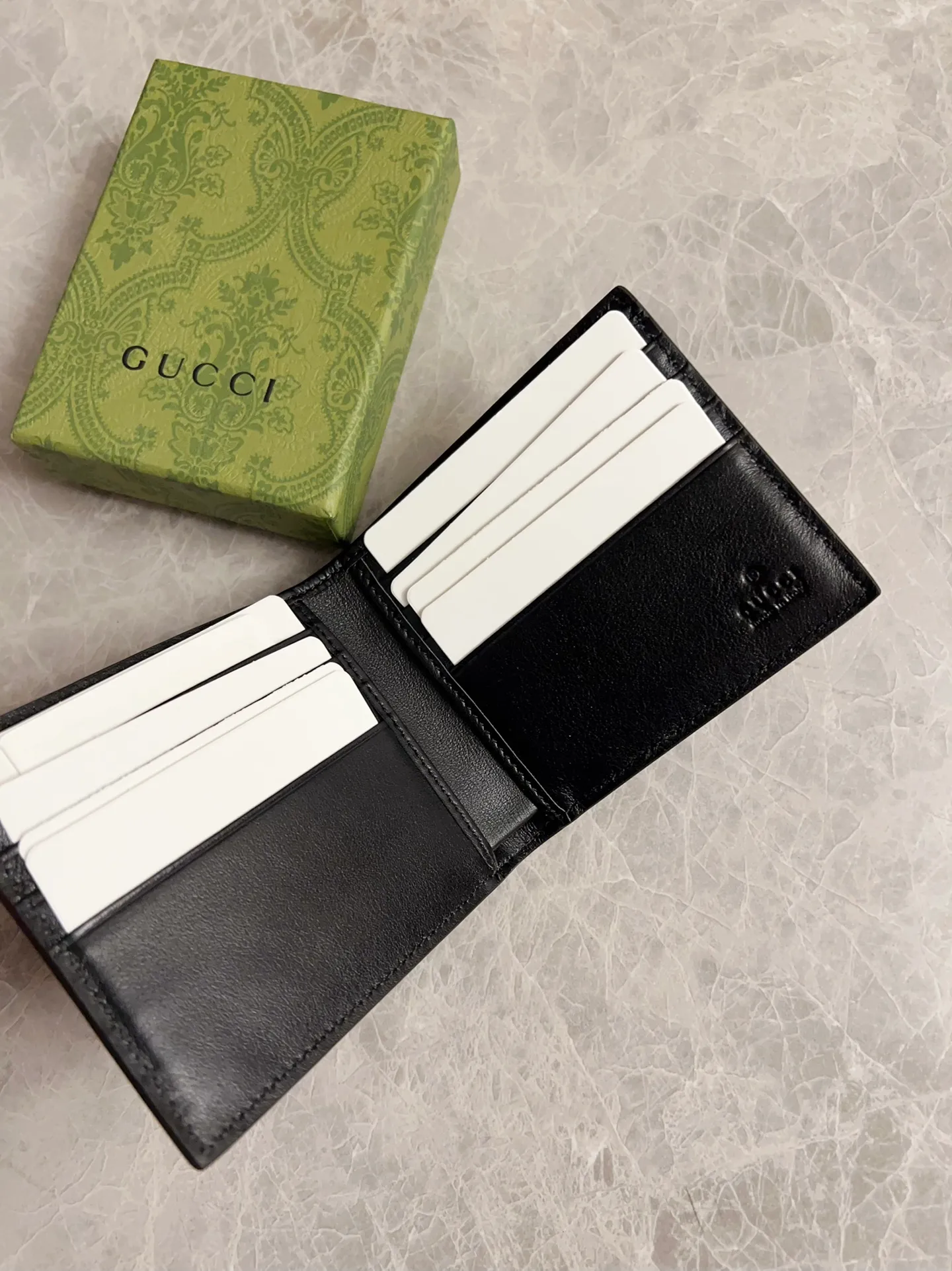 💰270 🇭🇺🇭🇺 New men’s short wallet! 🐍🐍Synchronized at the counter, original shaved leather with high-quality PVC fabric🐍🐍Tear-printed latest Striped Snake logo🐍🐍Oil edges with fine workmanship, simple and elegant, fashionable and domineering,🐍🐍Model: 451268, Size: 10x9x2.5cm, Color: Brown PVC-Black "Striped Snake"
