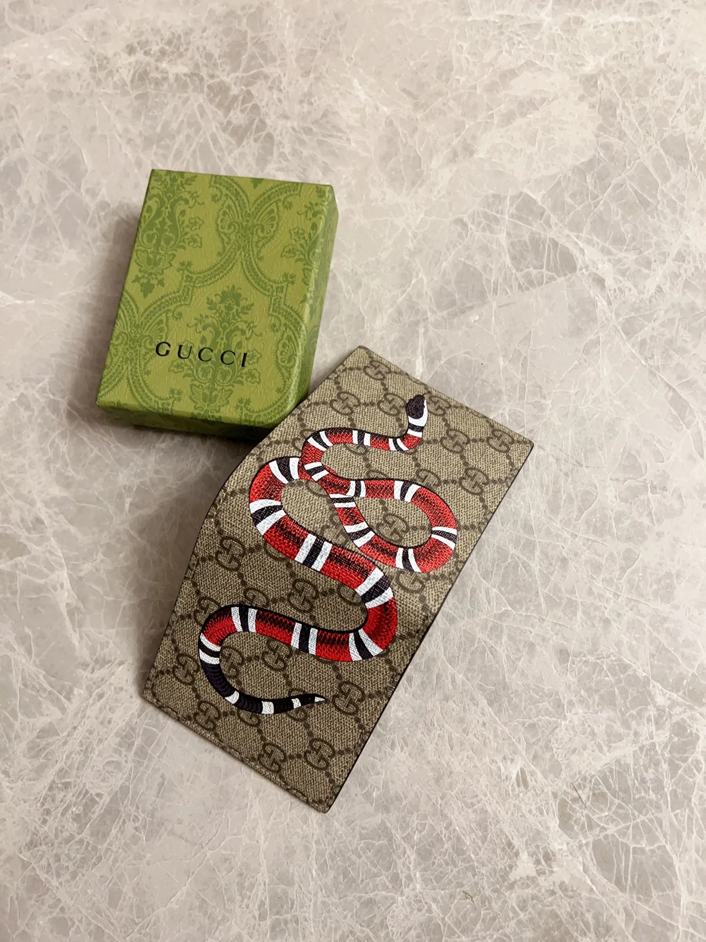💰270 🇭🇺🇭🇺 New men’s short wallet! 🐍🐍Synchronized at the counter, original shaved leather with high-quality PVC fabric🐍🐍Tear-printed latest Striped Snake logo🐍🐍Oil edges with fine workmanship, simple and elegant, fashionable and domineering,🐍🐍Model: 451268, Size: 10x9x2.5cm, Color: Brown PVC-Black "Striped Snake"