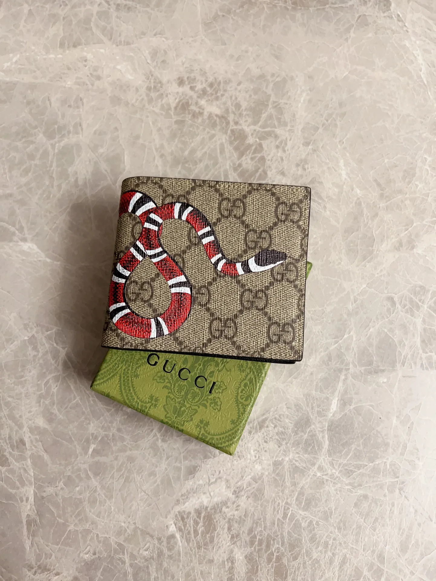 💰270 🇭🇺🇭🇺 New men’s short wallet! 🐍🐍Synchronized at the counter, original shaved leather with high-quality PVC fabric🐍🐍Tear-printed latest Striped Snake logo🐍🐍Oil edges with fine workmanship, simple and elegant, fashionable and domineering,🐍🐍Model: 451268, Size: 10x9x2.5cm, Color: Brown PVC-Black "Striped Snake"