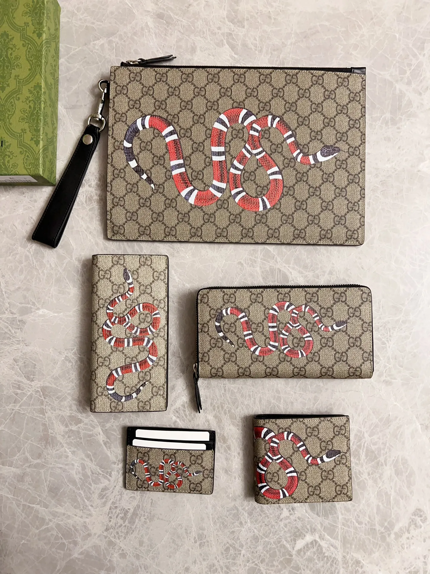 💰270 🇭🇺🇭🇺 New men’s short wallet! 🐍🐍Synchronized at the counter, original shaved leather with high-quality PVC fabric🐍🐍Tear-printed latest Striped Snake logo🐍🐍Oil edges with fine workmanship, simple and elegant, fashionable and domineering,🐍🐍Model: 451268, Size: 10x9x2.5cm, Color: Brown PVC-Black "Striped Snake"