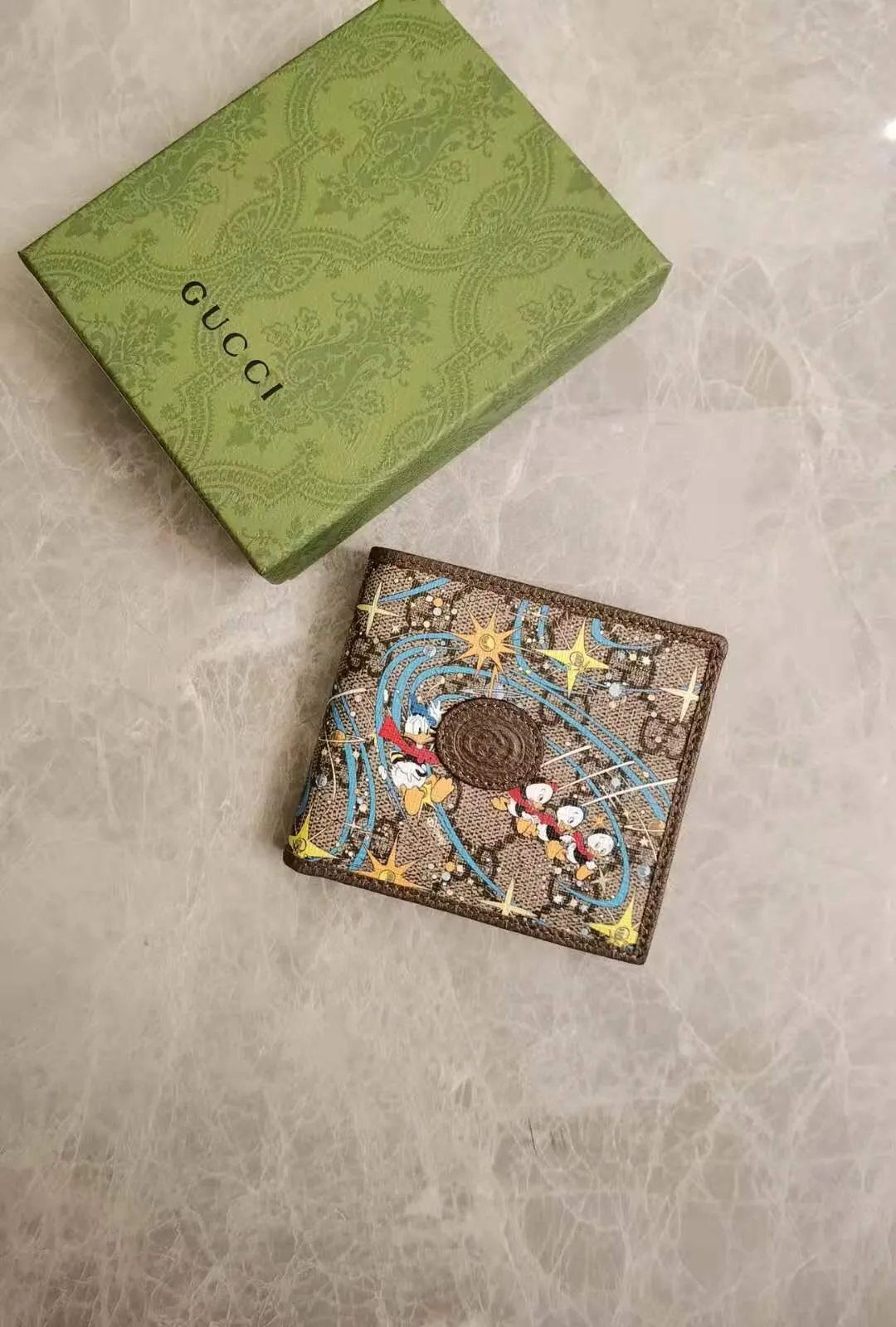 💰300 🇭🇺🇭🇺Epilogue original leather short wallet ~ Donald Duck series 🐥🐥The new pattern of Donald Duck and his three nephews appearing together adds an unconstrained charm to the classic Gucci bag. It is full of fun and fun for the family to fly to the stars 🐥🐥fashionable and practical! Style number: 647937, size: 11-9cm