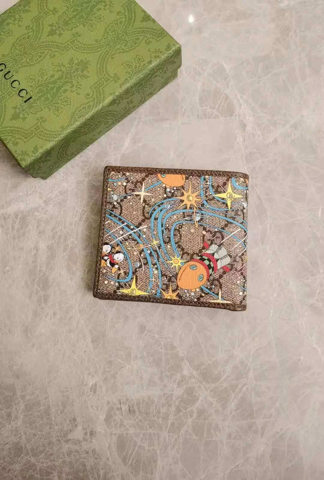💰300 🇭🇺🇭🇺Epilogue original leather short wallet ~ Donald Duck series 🐥🐥The new pattern of Donald Duck and his three nephews appearing together adds an unconstrained charm to the classic Gucci bag. It is full of fun and fun for the family to fly to the stars 🐥🐥fashionable and practical! Style number: 647937, size: 11-9cm