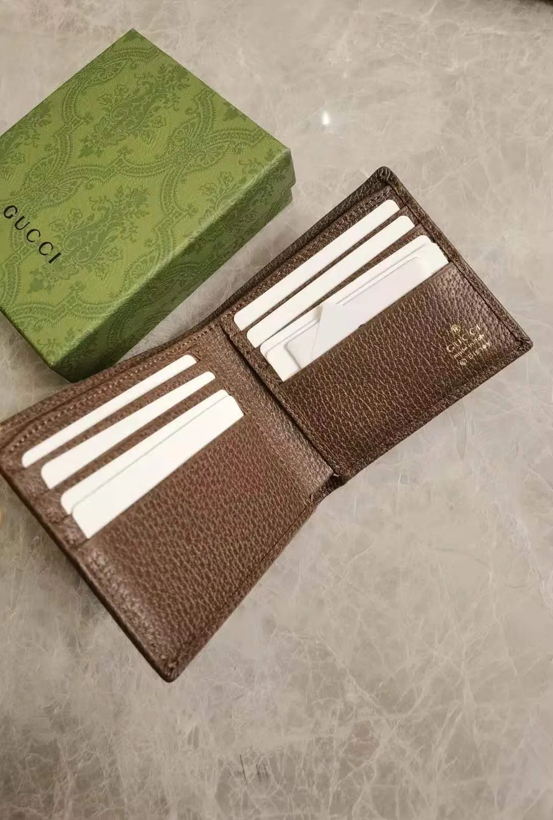 💰300 🇭🇺🇭🇺Epilogue original leather short wallet ~ Donald Duck series 🐥🐥The new pattern of Donald Duck and his three nephews appearing together adds an unconstrained charm to the classic Gucci bag. It is full of fun and fun for the family to fly to the stars 🐥🐥fashionable and practical! Style number: 647937, size: 11-9cm