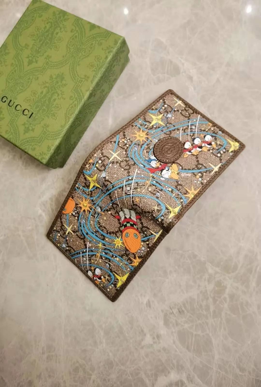 💰300 🇭🇺🇭🇺Epilogue original leather short wallet ~ Donald Duck series 🐥🐥The new pattern of Donald Duck and his three nephews appearing together adds an unconstrained charm to the classic Gucci bag. It is full of fun and fun for the family to fly to the stars 🐥🐥fashionable and practical! Style number: 647937, size: 11-9cm
