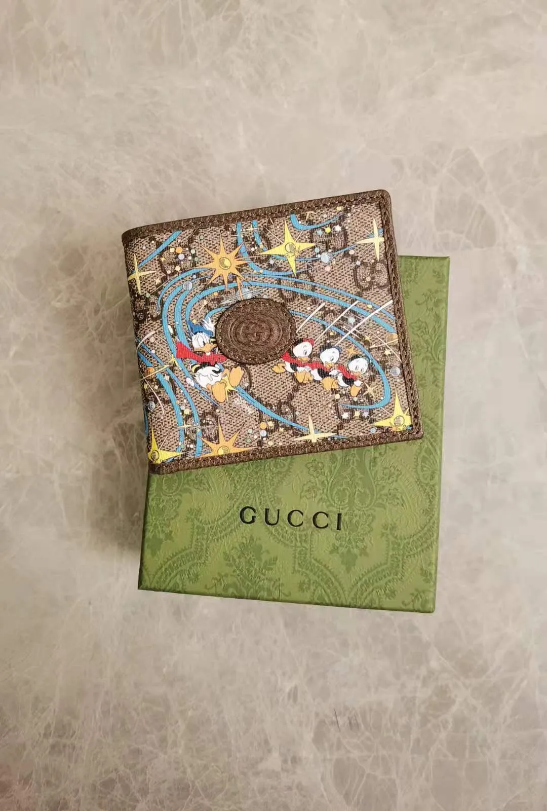 💰300 🇭🇺🇭🇺Epilogue original leather short wallet ~ Donald Duck series 🐥🐥The new pattern of Donald Duck and his three nephews appearing together adds an unconstrained charm to the classic Gucci bag. It is full of fun and fun for the family to fly to the stars 🐥🐥fashionable and practical! Style number: 647937, size: 11-9cm