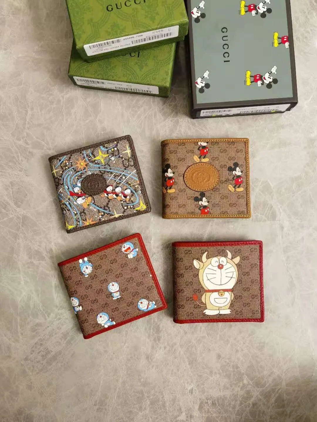 💰300 🇭🇺🇭🇺Epilogue original leather short wallet ~ Donald Duck series 🐥🐥The new pattern of Donald Duck and his three nephews appearing together adds an unconstrained charm to the classic Gucci bag. It is full of fun and fun for the family to fly to the stars 🐥🐥fashionable and practical! Style number: 647937, size: 11-9cm