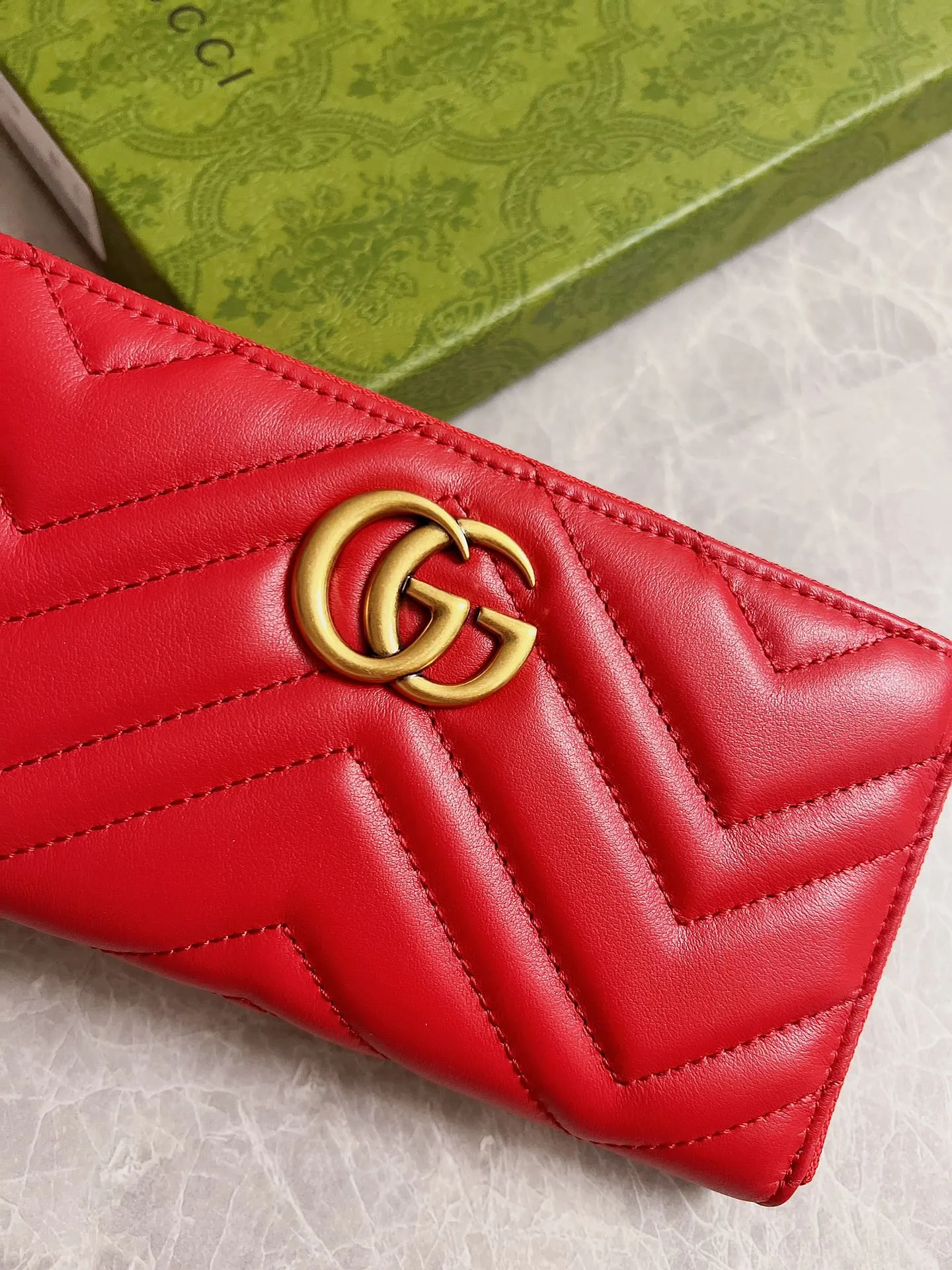 💰420 🇭🇺🇭🇺Latest～GG Marmont long zipper wallet🍿🍿Made with quilting, GG logo embroidered on the back🍿🍿GG logo vintage gold-tone hardware🍿🍿Italian-made double G buckle snap closure🍿🍿12 card compartments and 3 banknote compartments🍿🍿1 separate internal compartment zipper coin bag🍿🍿Model: 443123, size: 19 x 10 x 2.5CM, color: black, red, pink,