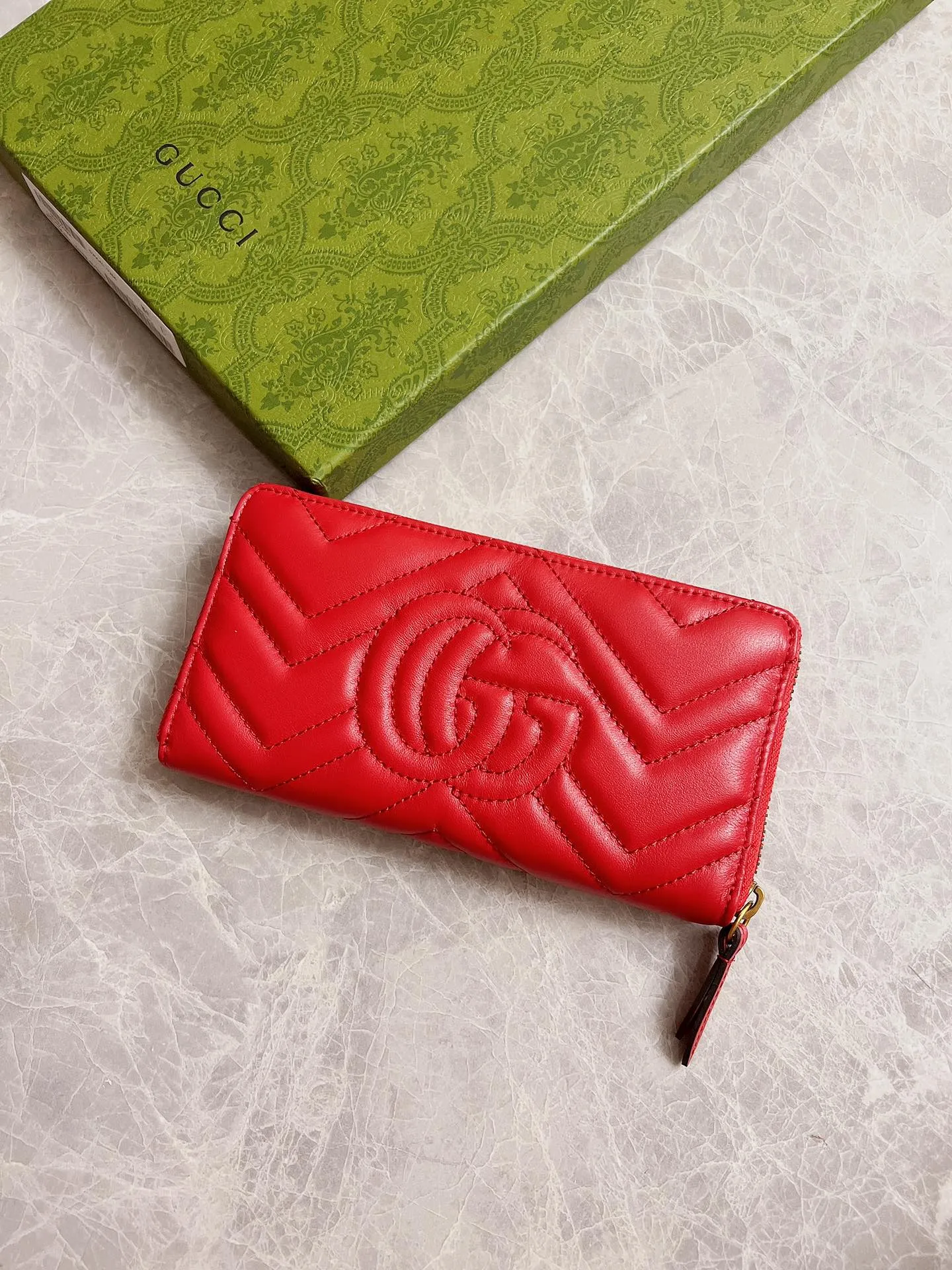 💰420 🇭🇺🇭🇺Latest～GG Marmont long zipper wallet🍿🍿Made with quilting, GG logo embroidered on the back🍿🍿GG logo vintage gold-tone hardware🍿🍿Italian-made double G buckle snap closure🍿🍿12 card compartments and 3 banknote compartments🍿🍿1 separate internal compartment zipper coin bag🍿🍿Model: 443123, size: 19 x 10 x 2.5CM, color: black, red, pink,