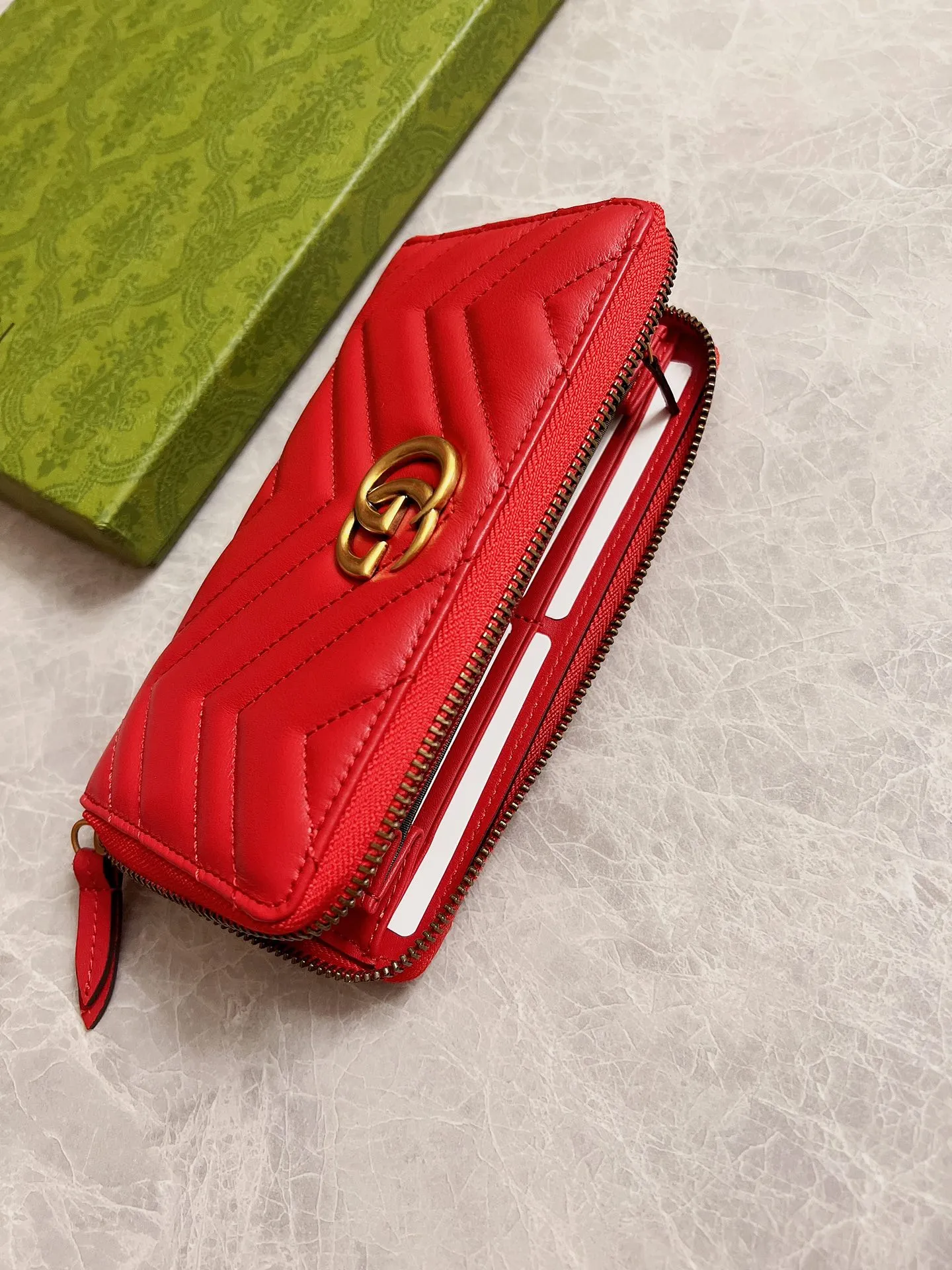 💰420 🇭🇺🇭🇺Latest～GG Marmont long zipper wallet🍿🍿Made with quilting, GG logo embroidered on the back🍿🍿GG logo vintage gold-tone hardware🍿🍿Italian-made double G buckle snap closure🍿🍿12 card compartments and 3 banknote compartments🍿🍿1 separate internal compartment zipper coin bag🍿🍿Model: 443123, size: 19 x 10 x 2.5CM, color: black, red, pink,