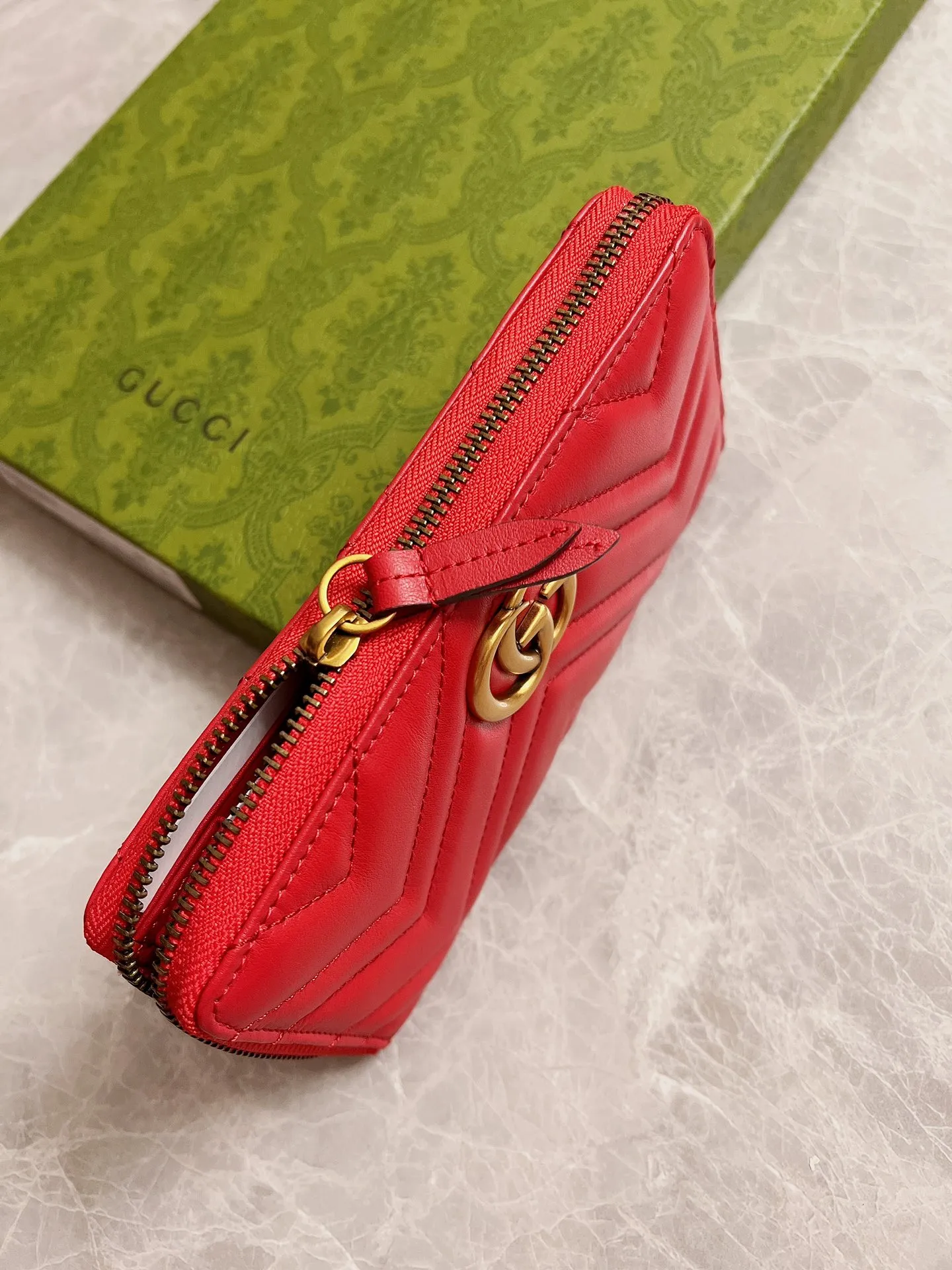 💰420 🇭🇺🇭🇺Latest～GG Marmont long zipper wallet🍿🍿Made with quilting, GG logo embroidered on the back🍿🍿GG logo vintage gold-tone hardware🍿🍿Italian-made double G buckle snap closure🍿🍿12 card compartments and 3 banknote compartments🍿🍿1 separate internal compartment zipper coin bag🍿🍿Model: 443123, size: 19 x 10 x 2.5CM, color: black, red, pink,