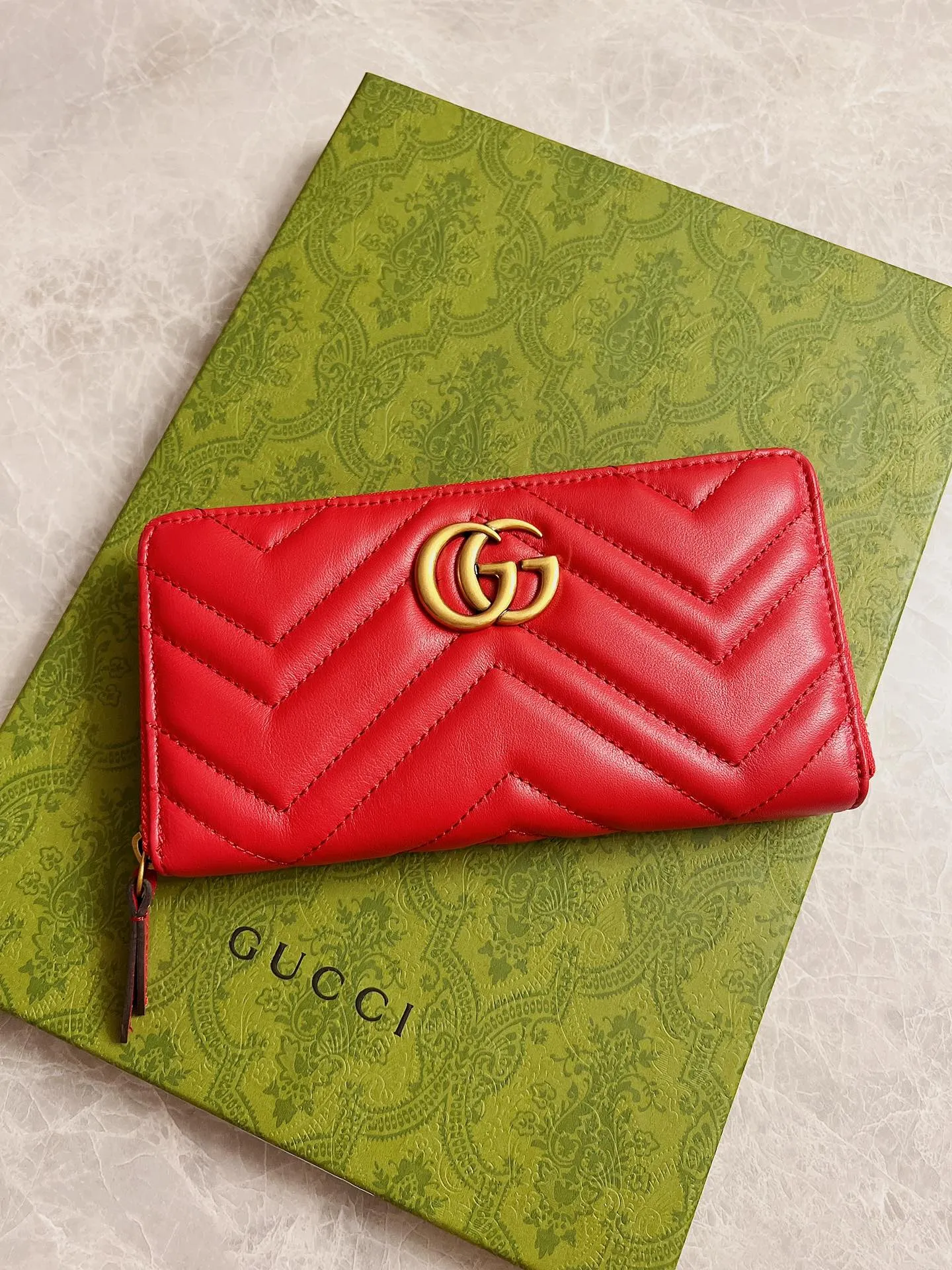 💰420 🇭🇺🇭🇺Latest～GG Marmont long zipper wallet🍿🍿Made with quilting, GG logo embroidered on the back🍿🍿GG logo vintage gold-tone hardware🍿🍿Italian-made double G buckle snap closure🍿🍿12 card compartments and 3 banknote compartments🍿🍿1 separate internal compartment zipper coin bag🍿🍿Model: 443123, size: 19 x 10 x 2.5CM, color: black, red, pink,